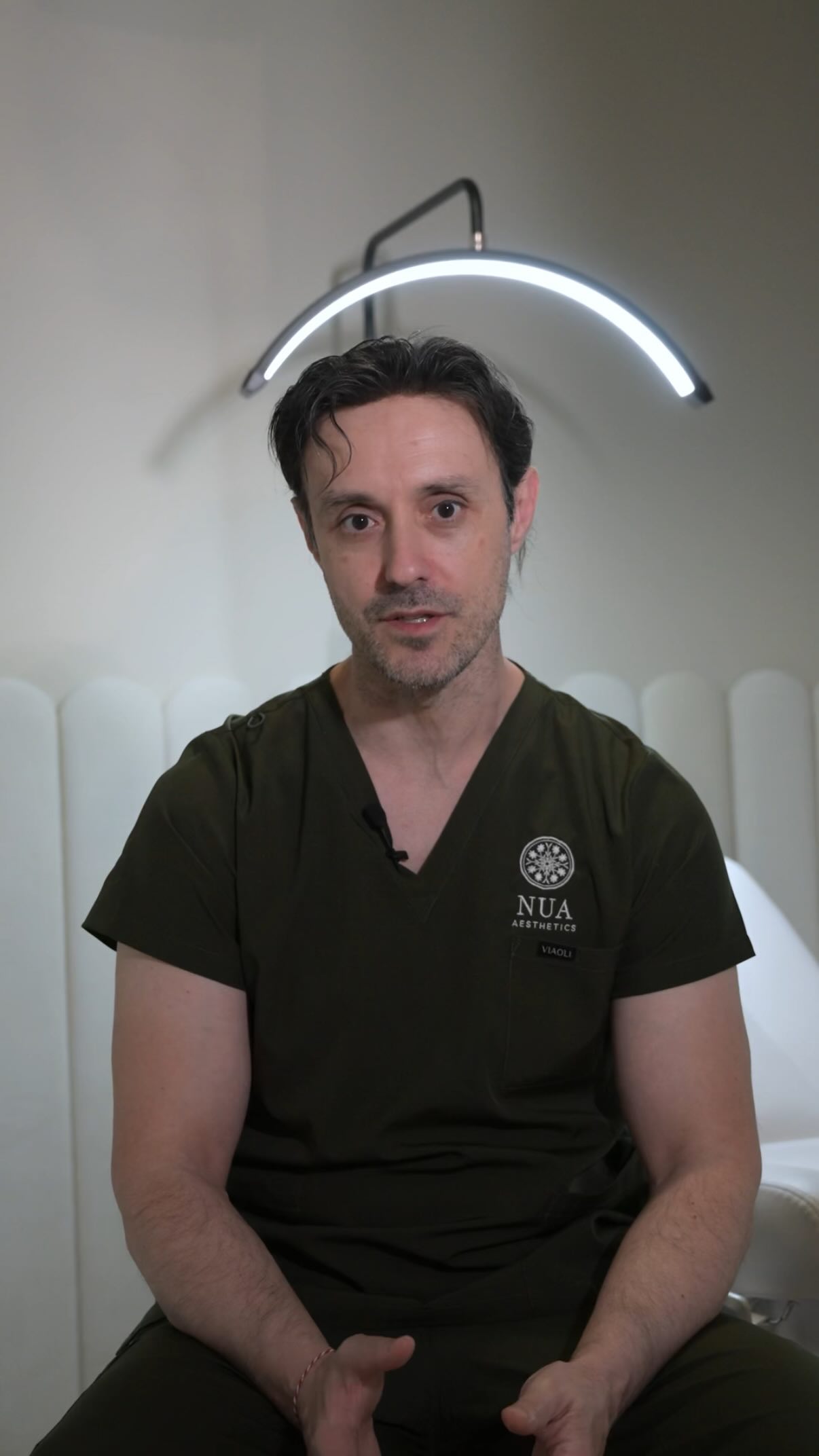 Dr. Pavlos Mekras ist seit 6 Jahren in der ästhetischen Medizin tätig. Besonders gerne behandelt er mit Botulinumtoxin zur Faltenglättung und Prävention sowie mit Skinboostern für bessere Hautqualität und Anti-Aging.
Stelle uns deine Fragen gerne via WhatsApp oder buche direkt deinen Termin bei Pavlos.🥼📞