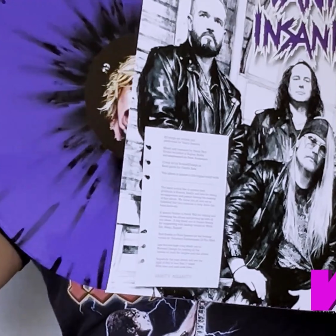 Nu har jag bytt mitt konto från företagskonto till kreatörskonto. Det betyder att jag kommer åt kommersiell musik och kan därför spela @vanityinsanity_official musik i mina inlägg.