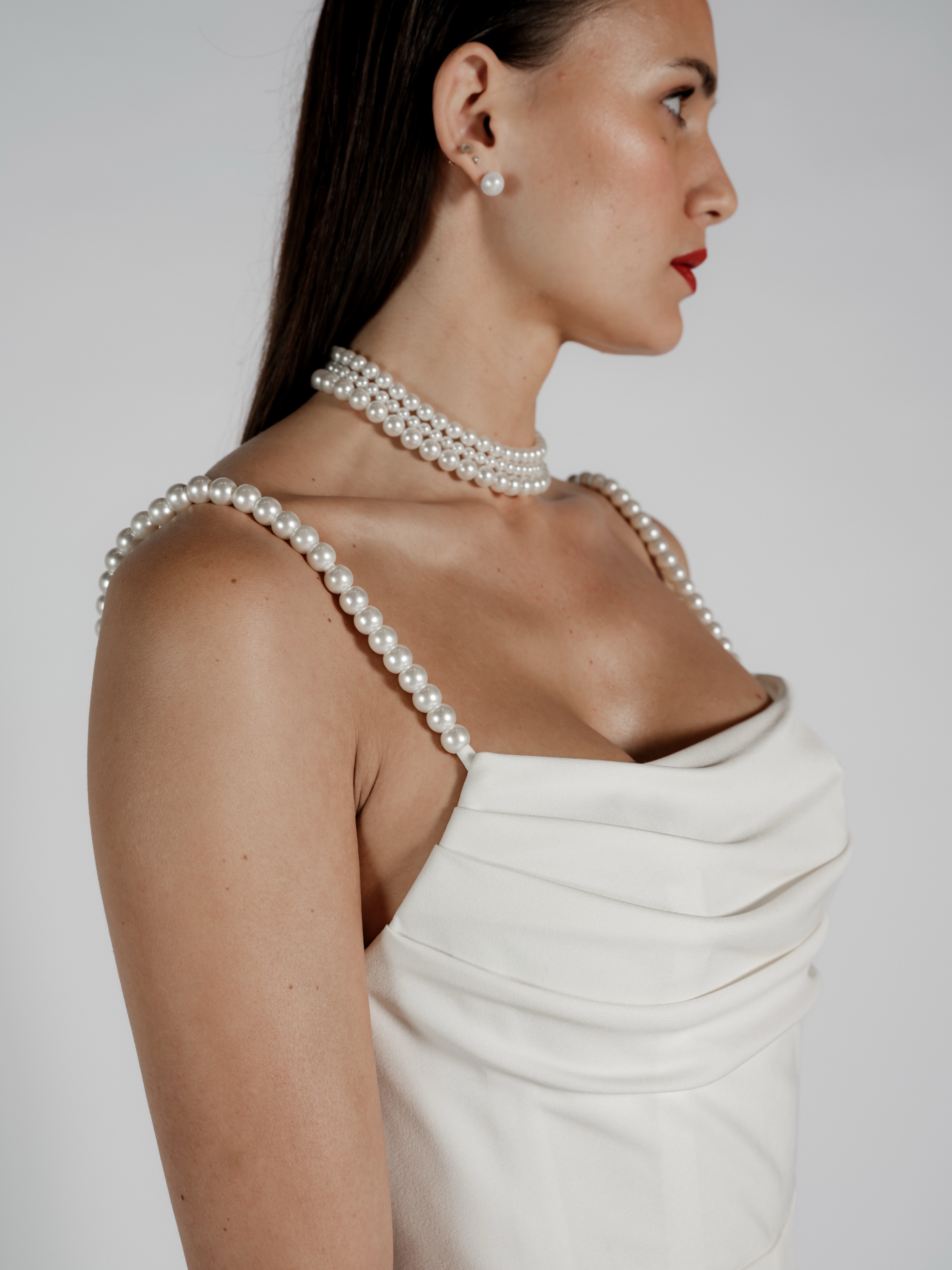 Tendance 2026 : L’uni plissé, la nouvelle obsession 🔥
L’élégance pure à l’état brut. Pour la collection EVERYDAY, le plissé bénitier devient une
signature d’architecture.
Découvrez la combinaison bustier NEO et la slip-dress OVA : deux silhouettes où la fluidité du drapé redéfinit la modernité.
Pensées pour s’adapter à chaque instant de votre mariage, ces pièces sont vos alliées idéales : de la cérémonie civile au second look pour danser jusqu’au bout de la nuit, jusqu’à l’allure chic et décontractée du brunch le lendemain.
Photo 1, 3, 5 : Combinaison pantalon NEO
Photo 2, 4, 6 : Robe de mariée OVA.
💬Et toi, tu choisis quoi ? Combinaison ou robe ? Dis-le moi en commentaire je serai ravie de te lire !
⸻
❣ Je suis Manon Gontero, créatrice de robes de mariée à Marseille. Je t’accompagne personnellement jusqu’au jour J !
____
Modèle @carolinegiacosa_ photographié par @laure.stefanini avec une mise en beauté @m.u.o.s_artist
Bijoux : @paviotcreateur
#robedemarieemarseille #creatricerobedemariee #weddingdress #bridallook