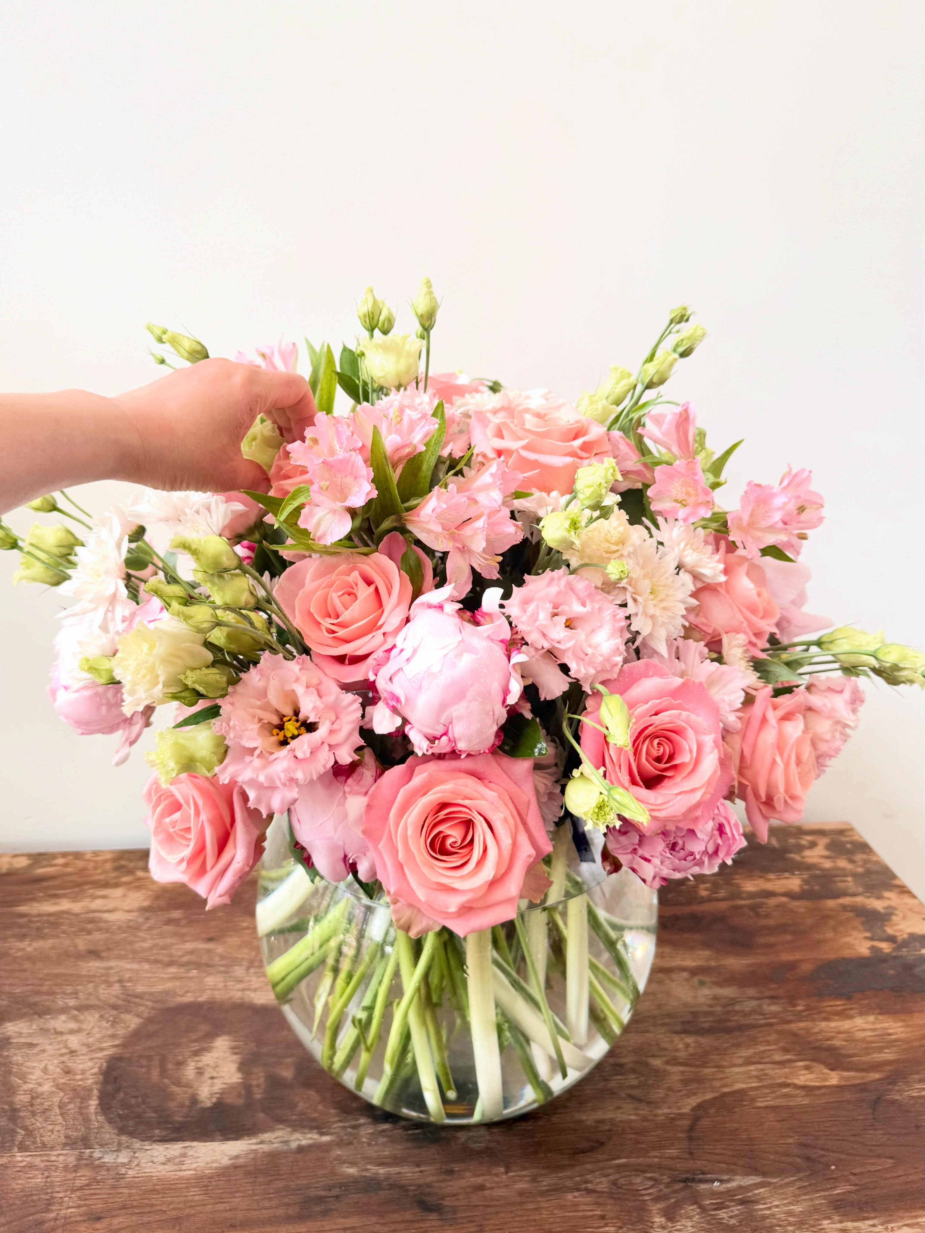 First Mother’s Day 💕
One very excited friend sent over the dreamiest pink peonies and roses to celebrate a brand new mama 🌸 You could instantly feel all the love and excitement behind this arrangement.
Soft pink tones, fluffy blooms, and an extra full design made this one feel so joyful and special, the sweetest way to celebrate a first Mother’s Day.
#luxuryflower #friendforever #sayitwithflower