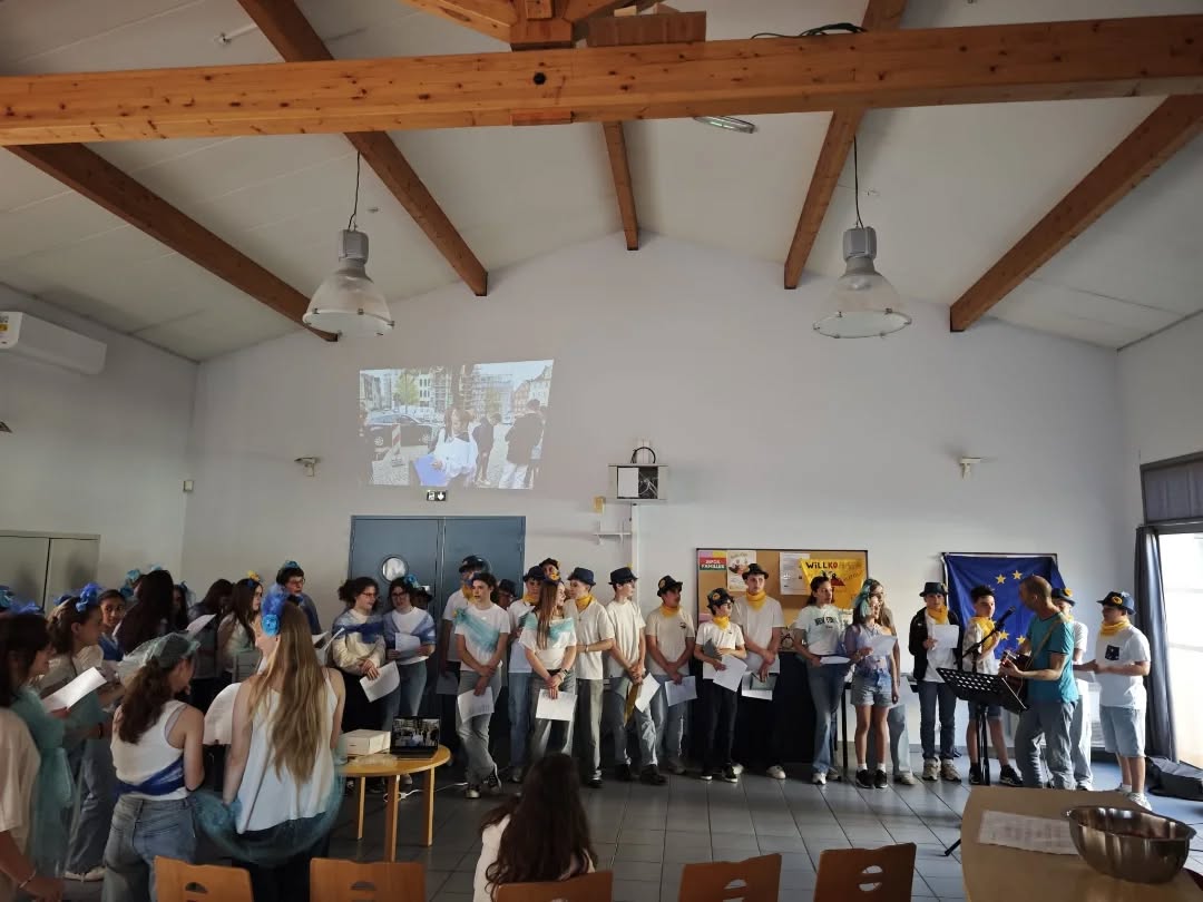Retour sur notre intervention au Collège la Garriguette ! 🇫🇷🇩🇪
Les volontaires de l’OFAJ ainsi que le volontaire en Service Civique de la Maison de l’Europe de Nîmes ont eu le plaisir de participer à une journée d’animation au Collège la Garriguette.
Au programme :
Animations franco-allemandes
Jeu « Euromind »
Échanges interculturels et découverte de l’Europe
Les élèves ont participé avec enthousiasme tout au long de la journée.
Un grand merci au Collège la Garriguette pour son accueil et à tous les participants pour leur énergie et leur curiosité !
#MaisonDeLEurope #OFAJ #ServiceCivique #FrancoAllemand #Europe #jolimoisdeleurope