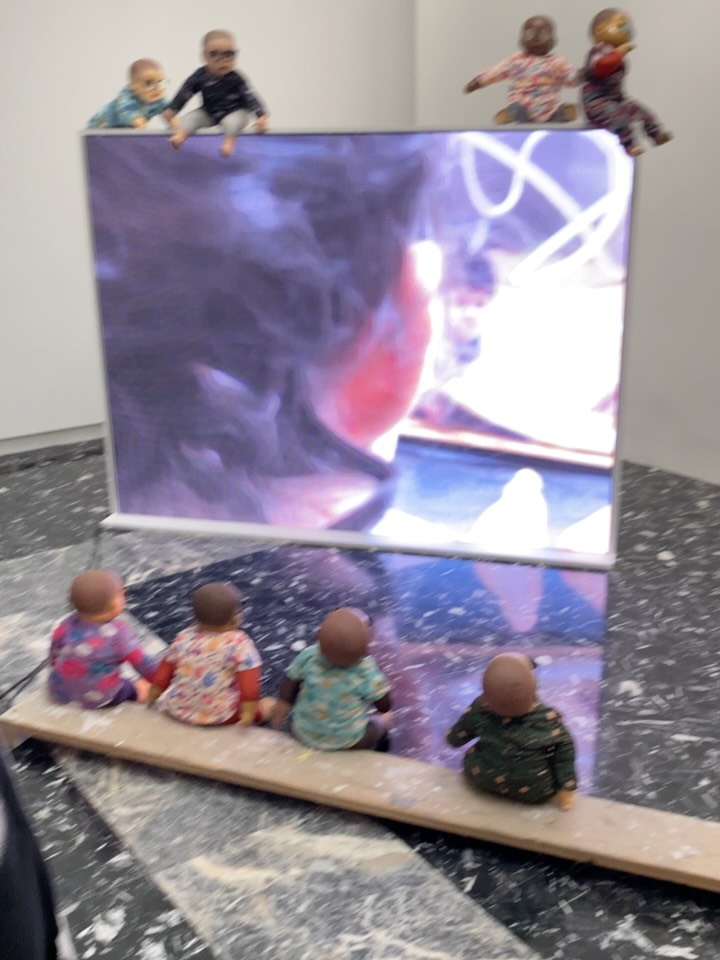 JAPON en la Bienal de Venecia
Bebes de tierra
Bebes de luna
Muy lograda la instalación del artista y madre queer Ei Arakawa-Nash representando a las minorías.
La entrada de acceso al pabellón, simula la puerta de un kindergarten con muchos cochecitos de bebe estacionados e inmediatamente el artista logra una conexion directa con el espectador invitando a cargar en sus brazos alguno de los 208 muñecos de gran realismo.
Cada uno de ellos tiene el peso real de un bebe de 4 meses representando a las diferentes etnias.
El recorrido de la muestra incluye espacios de juego y recreación para los pequeños. Cada uno de ellos tiene una identidad real. Esta muestra interactiva, lleva a un cambia de pañales y el acceso a un poema individualizado para cada uno de los muñecos por código QR.
El origen de este proyecto comenzó luego del nacimiento de sus hijos.
El artista reflexiona sobre la baja de la natalidad de los últimos años segun estadísticas del Fondo Monetario Internacional.
De origen japonés, el artista y su pareja Forrest viven en Estados Unidos donde a diferencia de Japón, el matrimonio igualitario está legalizado.
En plena pandemia decidieron ser padres y en 2024 tuvieron a los mellizos por vientre subrogado.
Ser padres plantea cuestiones sobre las futuras generaciones en un mundo cambiante dice Arakawa-Nash. Estamos solo para cuidarlos? Qué se les debe transmitir? Qué tipo de condiciones sociales de deberian crear para que los hijos prosperen en el futuro?
Finalmente, la obra representa una aceptación colectiva de lo efímero desde una visión paternalista. @labiennale @ei.arakawa.nash @horikawa_lisa @takahashimizuki #japanartist #queer #queerartist #bebes #japon JAPON en la Bienal de Venecia
Bebes de tierra
Bebes de luna
Muy lograda la instalación del artista y madre queer Ei Arakawa-Nash representando a las minorías.
La entrada de acceso al pabellón, simula la puerta de un kindergarten con muchos cochecitos de bebe estacionados e inmediatamente el artista logra una conexion directa con el espectador invitando a cargar en sus brazos alguno de los 208 muñecos de gran realismo.
Cada uno de ellos tiene el peso real de un bebe de 4 meses representando a las diferentes etnias.
El recorrido de la muestra incluye espacios de juego y recreación para los pequeños. Cada uno de ellos tiene una identidad real. Esta muestra interactiva, lleva a un cambia de pañales y el acceso a un poema individualizado para cada uno de los muñecos por código QR.
El origen de este proyecto comenzó luego del nacimiento de sus hijos.
El artista reflexiona sobre la baja de la natalidad de los últimos años segun estadísticas del Fondo Monetario Internacional.
De origen japonés, el artista y su pareja Forrest viven en Estados Unidos donde a diferencia de Japón, el matrimonio igualitario está legalizado.
En plena pandemia decidieron ser padres y en 2024 tuvieron a los mellizos por vientre subrogado.
Ser padres plantea cuestiones sobre las futuras generaciones en un mundo cambiante dice Arakawa-Nash. Estamos solo para cuidarlos? Qué se les debe transmitir? Qué tipo de condiciones sociales de deberian crear para que los hijos prosperen en el futuro?
Finalmente, la obra representa una aceptación colectiva de lo efímero desde una visión paternalista. @labiennale @ei.arakawa.nash @horikawa_lisa @takahashimizuki #japanartist #queer #queerartist #bebes #japon