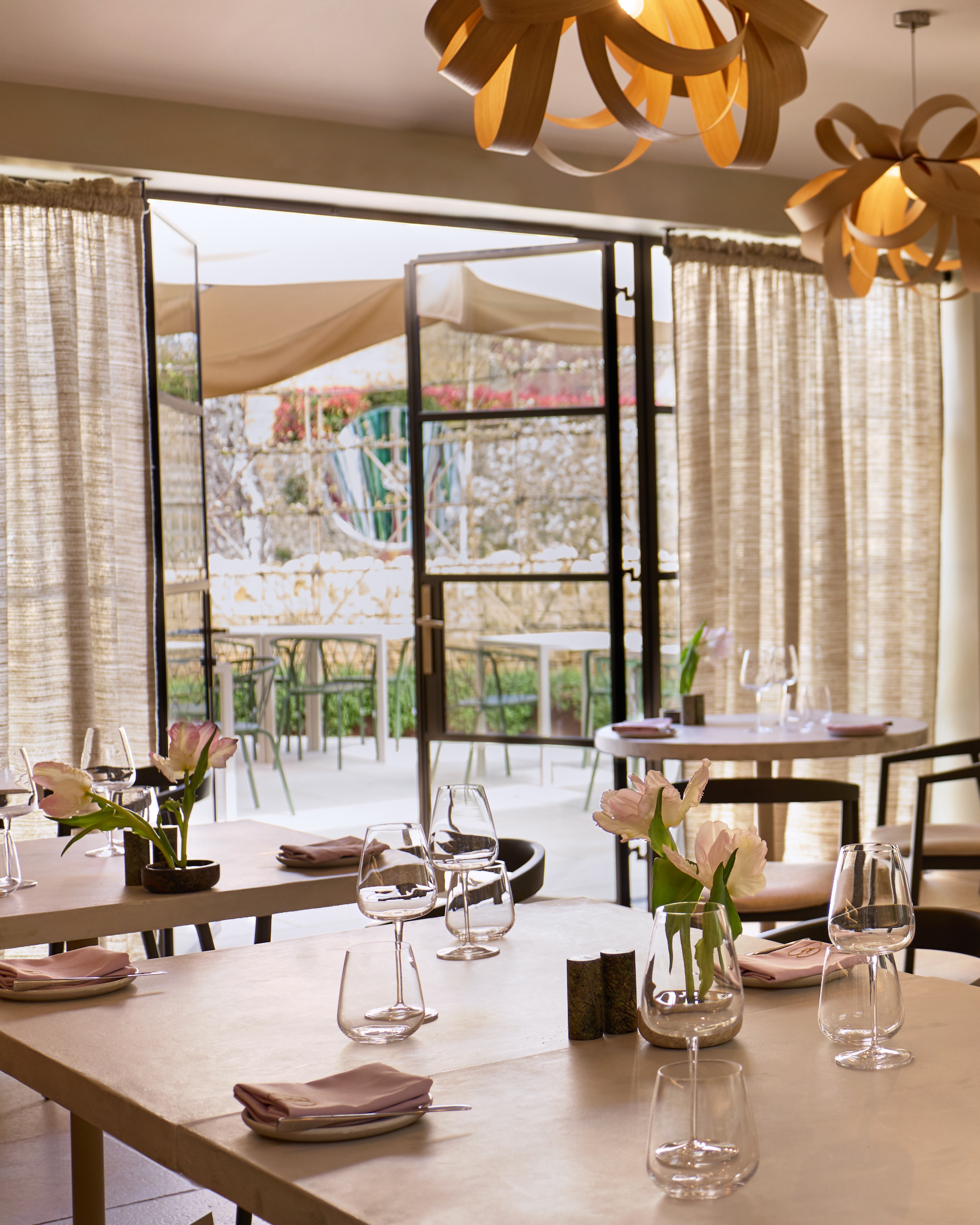 The dining room at Moda is shaped by craftsmanship, with pendant lighting by @tomraffield and a striking glass sculpture by @carrieannefunnell. Each element has been thoughtfully composed to create a space that feels both refined and distinctive.
Together, these artistic details bring warmth and a sense of character to the room, enhancing the experience of dining in the heart of the Cotswolds.
Join us at Moda and experience the setting for yourself.
#cotswolds #finedining #interiordesign