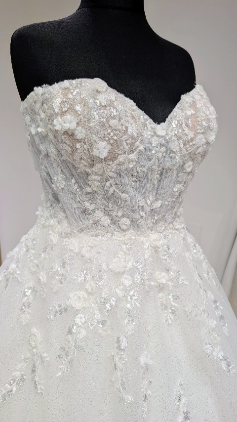 A glittering ballgown made for the bride who wants to sparkle from every angle. Featuring intricate floral lace detailing, a structured corset bodice, and all the shimmer and sparkle your bridal dreams could ask for 🤍💫
#WeddingDress #BallgownBride #SparkleWeddingDress #LuxuryBride #BridalFashion