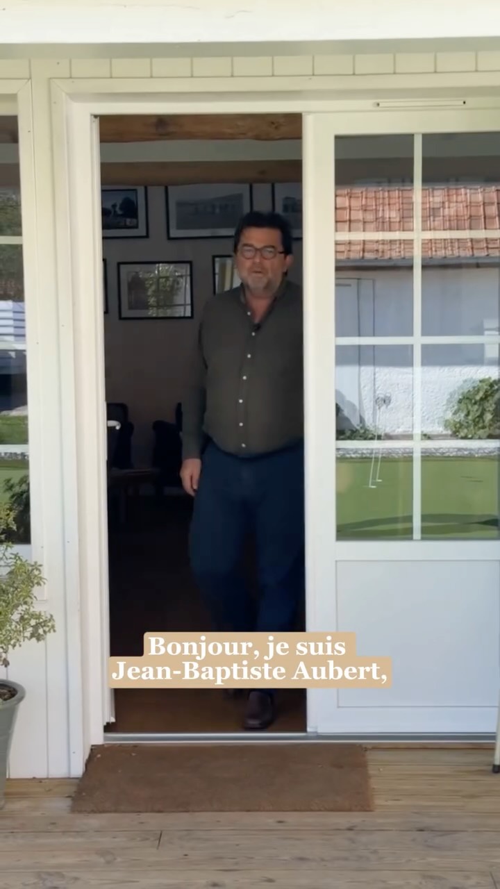 Il y a des adresses où l'on vient simplement pour passer la nuit.
Et d'autres où l’on a le sentiment d’être immédiatement accueilli chez un ami.
À La Plonplonière, sur la magnifique Côte d'Opale, Jean-Baptiste a imaginé bien plus qu'une maison d'hôtes. Dans cette ancienne grange entièrement rénovée, il a créé un véritable refuge où le raffinement se mêle à une incroyable chaleur humaine.
Ici, l'expérience se vit à chaque instant :
→ Un petit-déjeuner lumineux dans la grande pièce de vie,
→ Un dîner convivial partagé autour de la table d'hôtes,
→ Quelques balles tapées sur le putting green aménagé dans le jardin (10 parcours de golf se trouvent à moins d'une heure !),
→ Et les conseils précieux de Jean-Baptiste pour partir explorer la faune et la flore de la Baie d'Authie à vélo.
L'hospitalité selon Guest & House, c'est ce supplément d'âme. Ce sont des hôtes passionnés comme Jean-Baptiste qui vous ouvrent leur porte en vous disant avec la plus grande sincérité : "Soyez les bienvenus chez vous."
Envie de déconnecter entre Montreuil-sur-Mer et Le Touquet ? Jean-Baptiste vous attend.
@𝗹𝗮_𝗽𝗹𝗼𝗻𝗽𝗹𝗼𝗻𝗶𝗲𝗿𝗲
〰️ 〰️ 〰️ 〰️
Guest & House
🏡 Collectif de Maisons d’hôtes de charme
📍 France & Belgique
🔗 Découvrez votre prochaine destination sur notre site