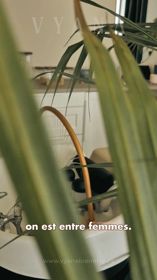 Créer un espace aligné avec sa manière d’accompagner, c’est aussi oser faire des choix qui ne conviendront pas à tout le monde… mais qui feront profondément sens pour les bonnes personnes. 🌿
J’ai choisi de créer un espace pensé par une femme, pour les femmes.
Un espace de présence, de douceur, de sécurité… et de vraie connexion.
Et honnêtement ?
C’est probablement l’une des décisions les plus alignées que j’ai prises pour VYĀNA.