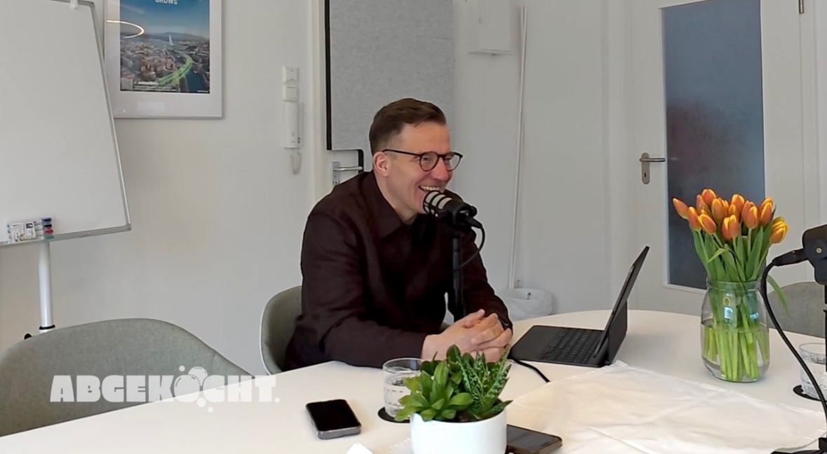 Worüber Matthias wohl lacht…?🤭 Erfahrt ihr in unserer neuen Episode „Abgekocht & ignoriert“.
Wir geben einen Tipp: vielleicht hat es etwas mit der OMR -, einem LinkedIn Post und Verbündeten zu tun. 🤓🫶