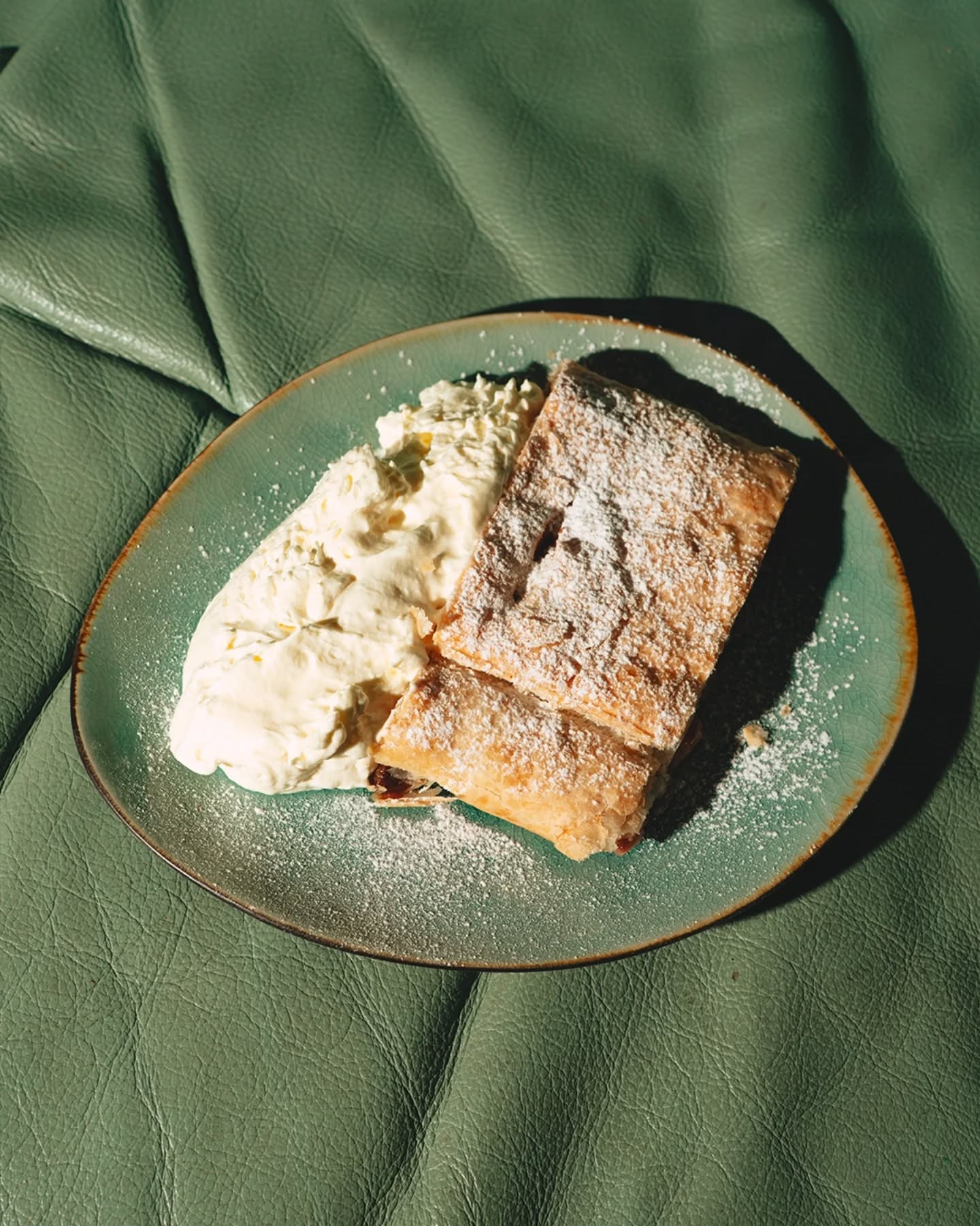 Lo strudel delle Antiche Terme di Diana viene preparato in casa, seguendo la vera ricetta della tradizione ✨
Ingredienti selezionati, profumi avvolgenti e una preparazione fatta con cura rendono ogni assaggio un momento da gustare fino in fondo 🍎
📍 Via dei Sosii, 6 – Tivoli
📞 0774 312256
💻 www.termedidiana.com
📹 @smup_socialmedia