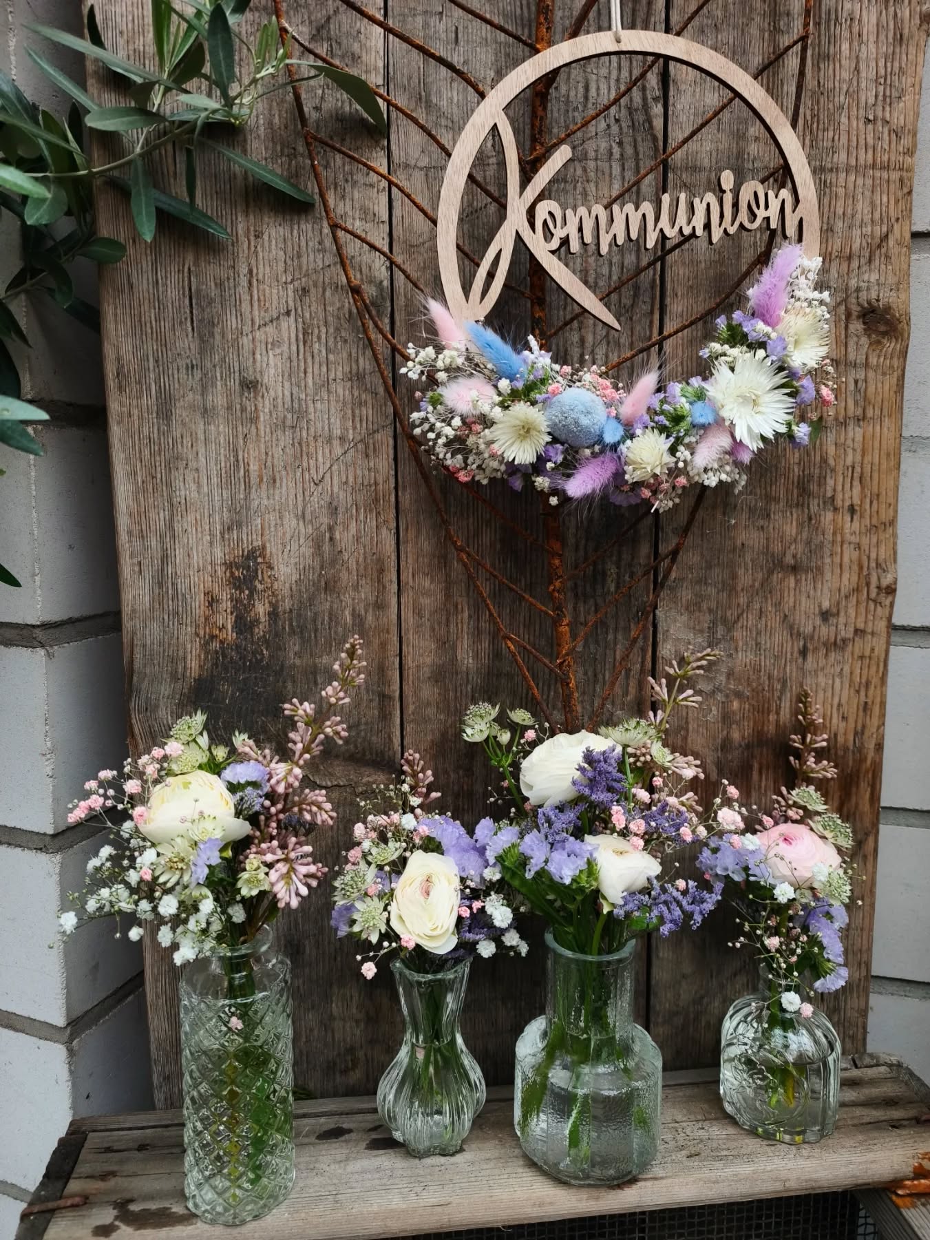 Was für ein wunderschönes, volles Festtagswochenende liegt hinter uns! Neben dem Muttertag wurde am vergangenen Wochenende nämlich auch fleißig geheiratet und Kommunion gefeiert. Für eine dieser Kommunionsfeiern durfte ich die Floristik und Dekoration gestalten. Entstanden ist ein ganzer Schwung zauberhafter kleiner Vasenfüllungen, die auf den Tischen für frische, frühlingshafte Akzente gesorgt haben. Als harmonisches Highlight und liebevoller Willkommensgruß für die Gäste gab es dazu noch einen perfekt passenden Flower Hoop als Türkranz. Es ist einfach jedes Mal wieder eine große Freude, solche besonderen Familienfeste mit der passenden Dekoration noch ein Stück unvergesslicher zu machen.
#kommunion #kommuniondeko #urbanjunglelove #bergischgladbach