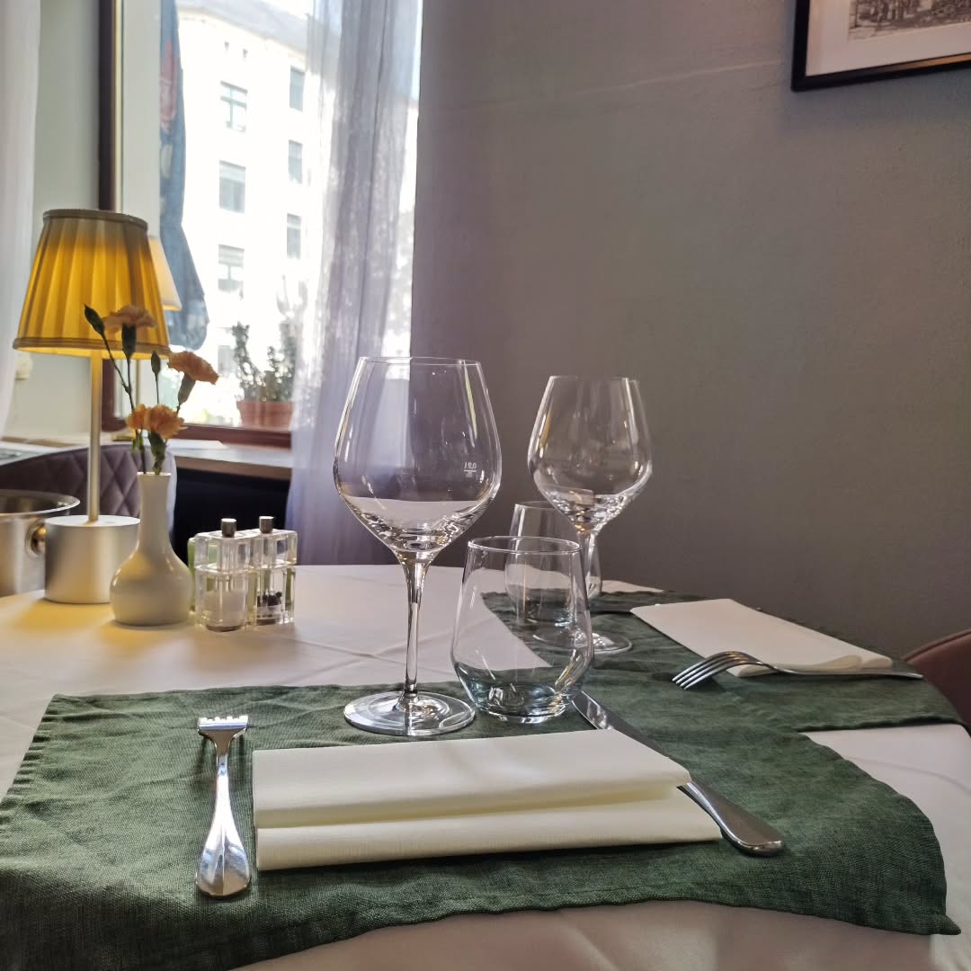 Hier wird jeder Tisch zu einem Ort der Begegnung.🥂 Kommt vorbei und lässt Euch verwöhnen! 🍽️
#gedecktertisch #französisch #restaurant #restaurantinterior #ostseeurlaub