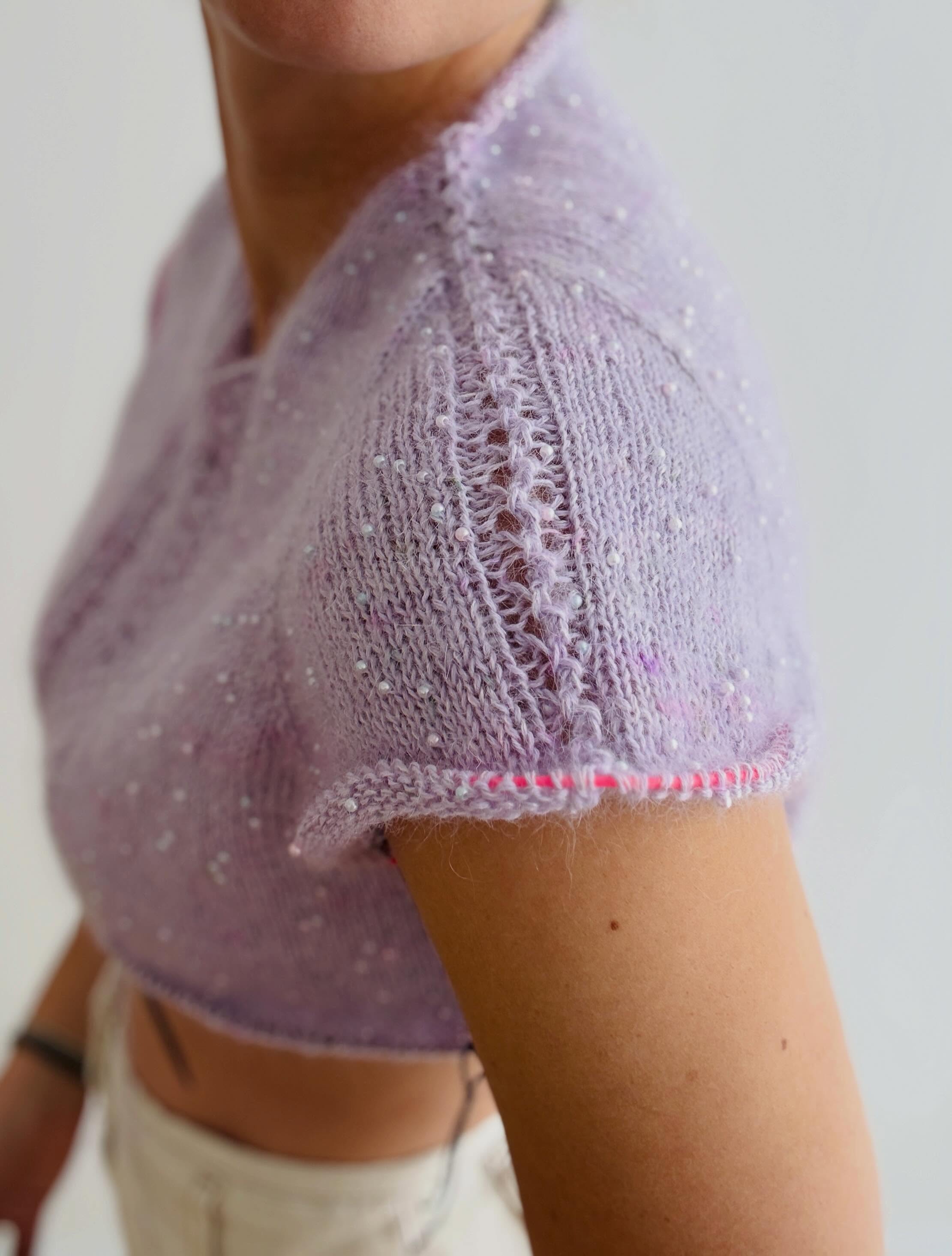 It’s all about the details 💗
.
.
.
Pattern in progress by me - #ariellasweater
.
Yarn: Mermaid Tears in Lila and Moe in Wisteria by @pru_yarns
.
Advertising
.
#knitting #stricken #strickenmachtglücklich #knittinginspiration