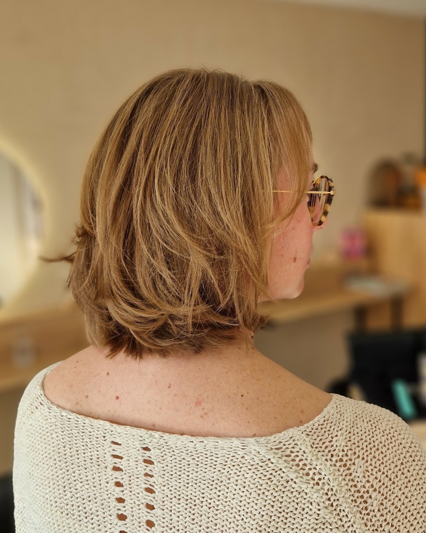 On passe d’un carré uniforme à un dégradé plein de mouvement ✂️
Du volume et une coupe qui vit beaucoup mieux au quotidien ✨
Simple… mais ultra efficace !