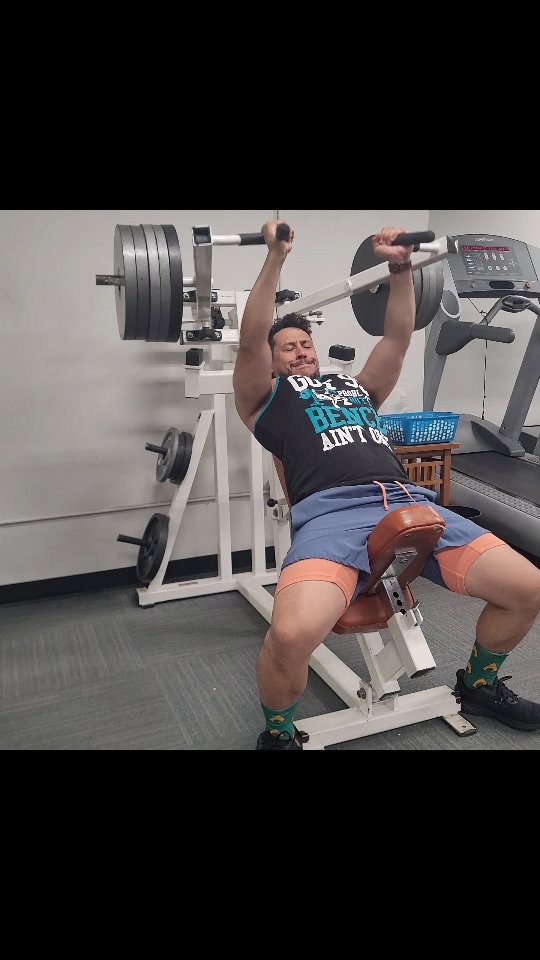 Five 35 lb plates on each side, ill let you do the math, hit it for a set of 5. Please don't count my reps 😉
🤣
#buffalotrainer #buffalofit #buffalopersonaltrainer #activegamerfitness #personaltrainerny