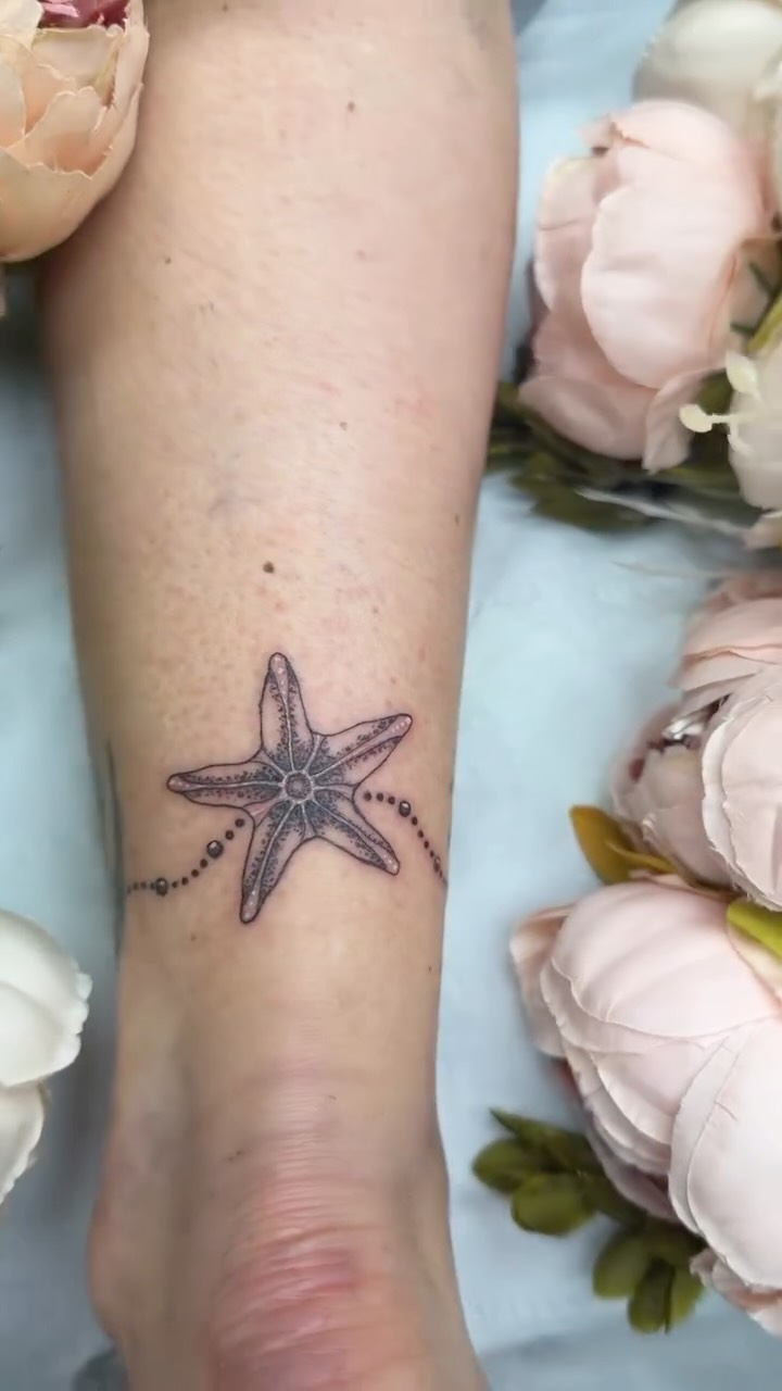 Adding new ocean adornments to an existing tattoo with @miss.saskiatattoo always makes for a super cute tattoo!
For any flash or custom tattoos just send Saskia a dm or alternatively visit our website for our enquiry form 😊🫶
#tattoo #tattoostudio #ankletattoo #femininetattoo #londontattooartist