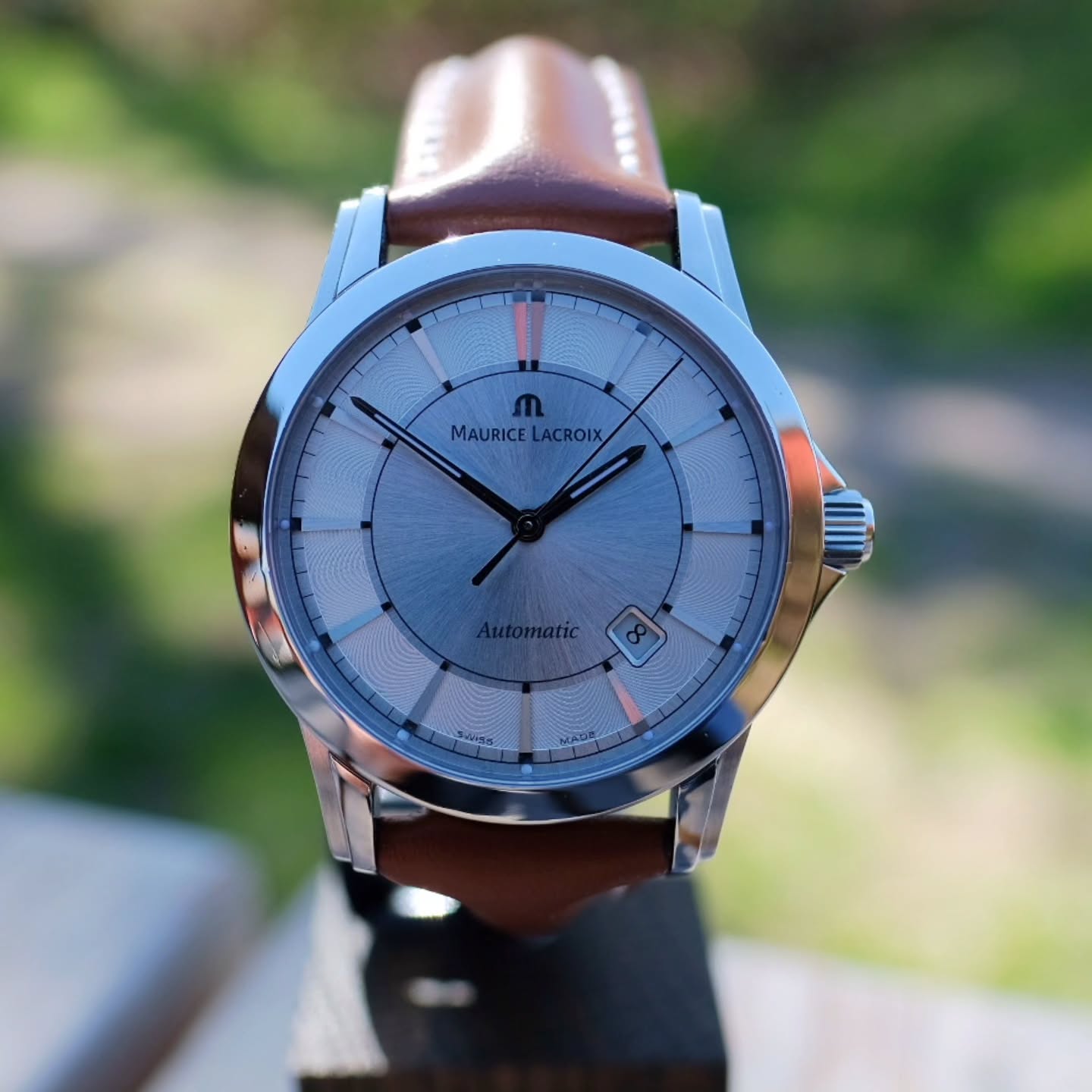 Till salu i verkstaden: Maurice Lacroix Automatic i stål. Stilren urtavla och snygg boett som ligger bra på handleden. Diametern är 40 mm exkl krona. Klockan är helrenoverad hos oss och säljs med originalspänne och ett tjockt stoppad Hirsch-band. Pris 12000:-.
#mauricelacroix #tidlösaur #watchrepairs #urmakeri #uppsala