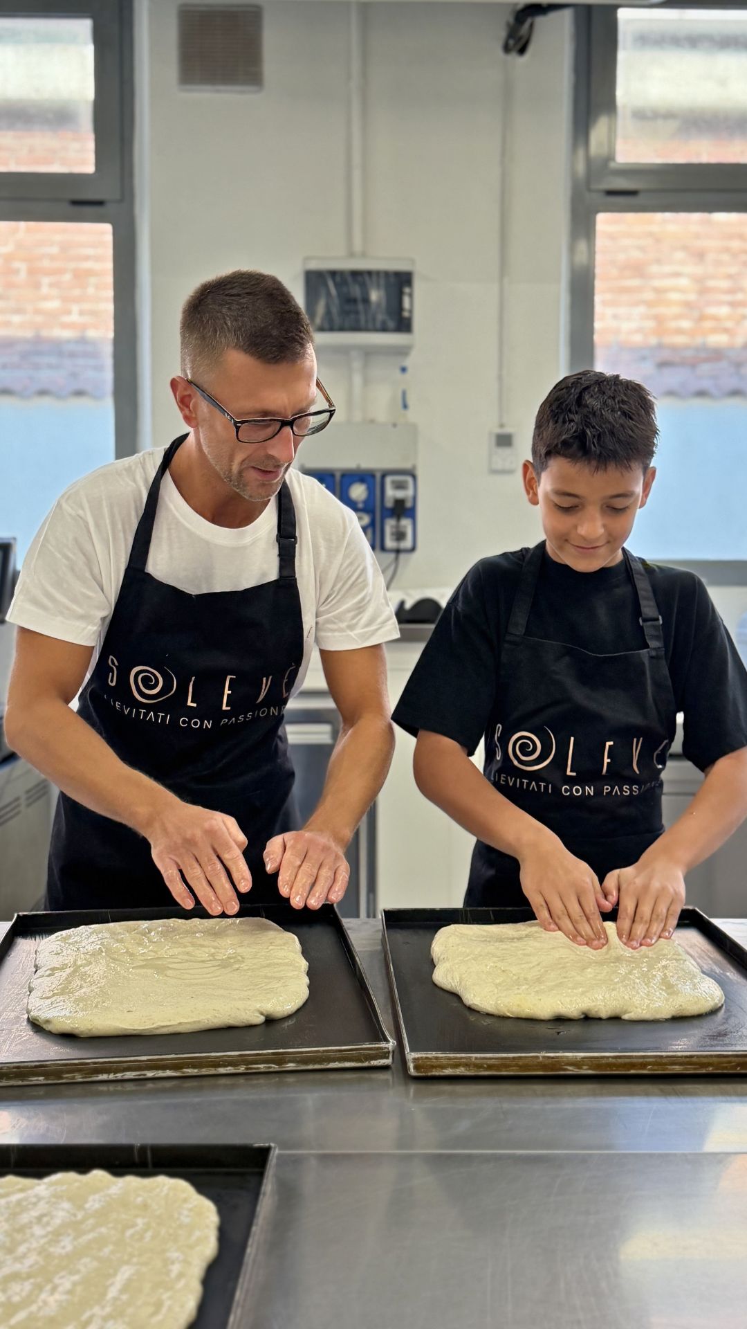 Ti piacerebbe imparare a fare una vera pizza artigianale? 🍕✨
O scoprire tutti i segreti di una focaccia soffice, alveolata e fatta a mano?
Da Solevè organizziamo corsi privati di pizza e focaccia per grandi e piccoli, individuali o per piccoli gruppi 🤍
Un’esperienza concreta, divertente e completamente “mani in pasta”, dove imparerai:
✨ impasti
✨ stesura
✨ lievitazione
✨ piccoli segreti del mestiere
…e ovviamente mangerai ciò che hai preparato tu 😍
📍 Via Pastrengo 58, Moncalieri
📞 +39 331 258 8607
Scrivici per organizzare il tuo corso privato ✨
#Solevè #solevelaboratoriopasticceria #fornoartigianale #corsi
