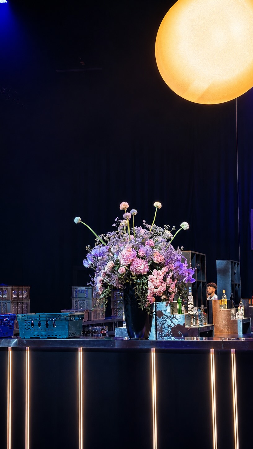 An impressively vast canvas, the most celebrated in sport, and flowers designed to elevate it all.
A perfect combination for a standout sports industry event with the formidable @evolution_ldn