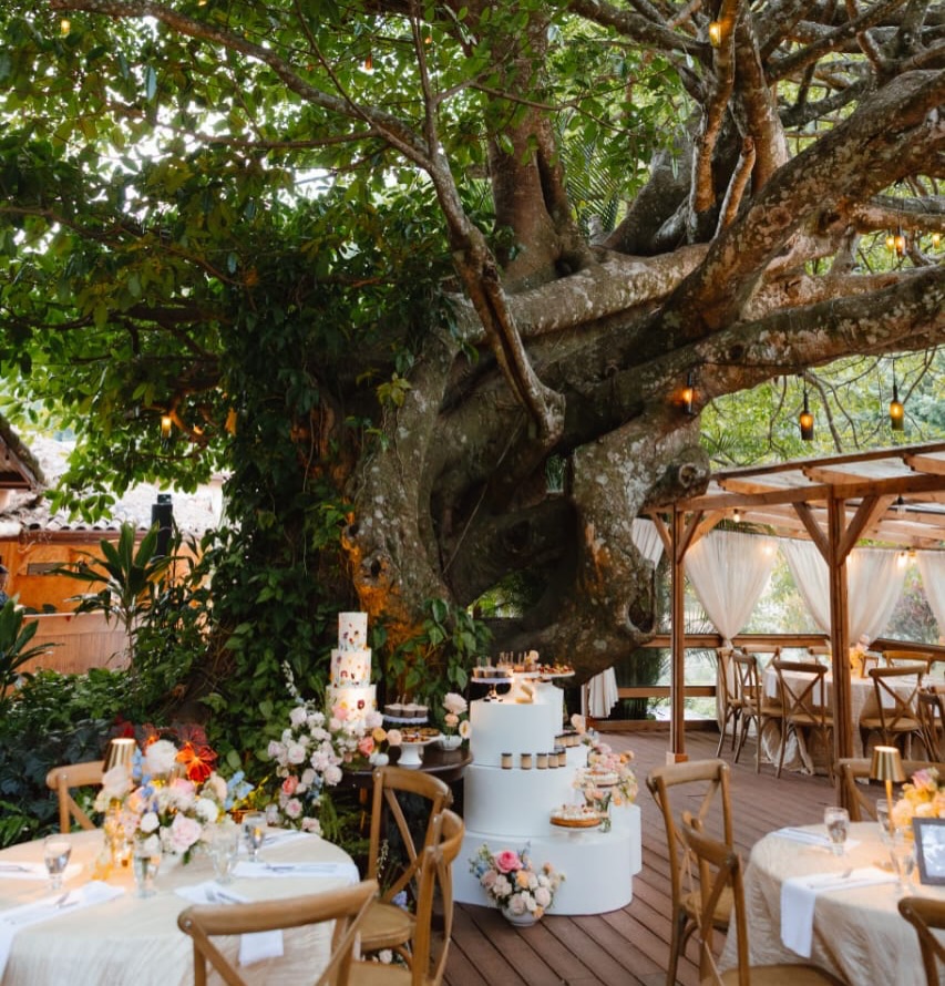 En Panamá hay lugares lindos para hacer bodas… y luego está Boquete… su magia, su clima, su energía 🥹✨
Cuando hablamos de lugares que tienen personalidad propia, desarrollamos un concepto que abrace la belleza del lugar, que se fusione con él pero que al mismo tiempo griteeeee la personalidad de los novios.
Para la boda destino Sinara y Juan @studiofloralpa nos envió desde la ciudad Poppies, ranúnculos, rosas de jardín, delphinium y muchaaaas variedades de flores preciosas que dieron vida a este jardín encantado tan bello!!! No pude ser más feliz con el resultado 🥹😍.
Las fotitos preciosas de nuestra querida @susanasantosphoto
