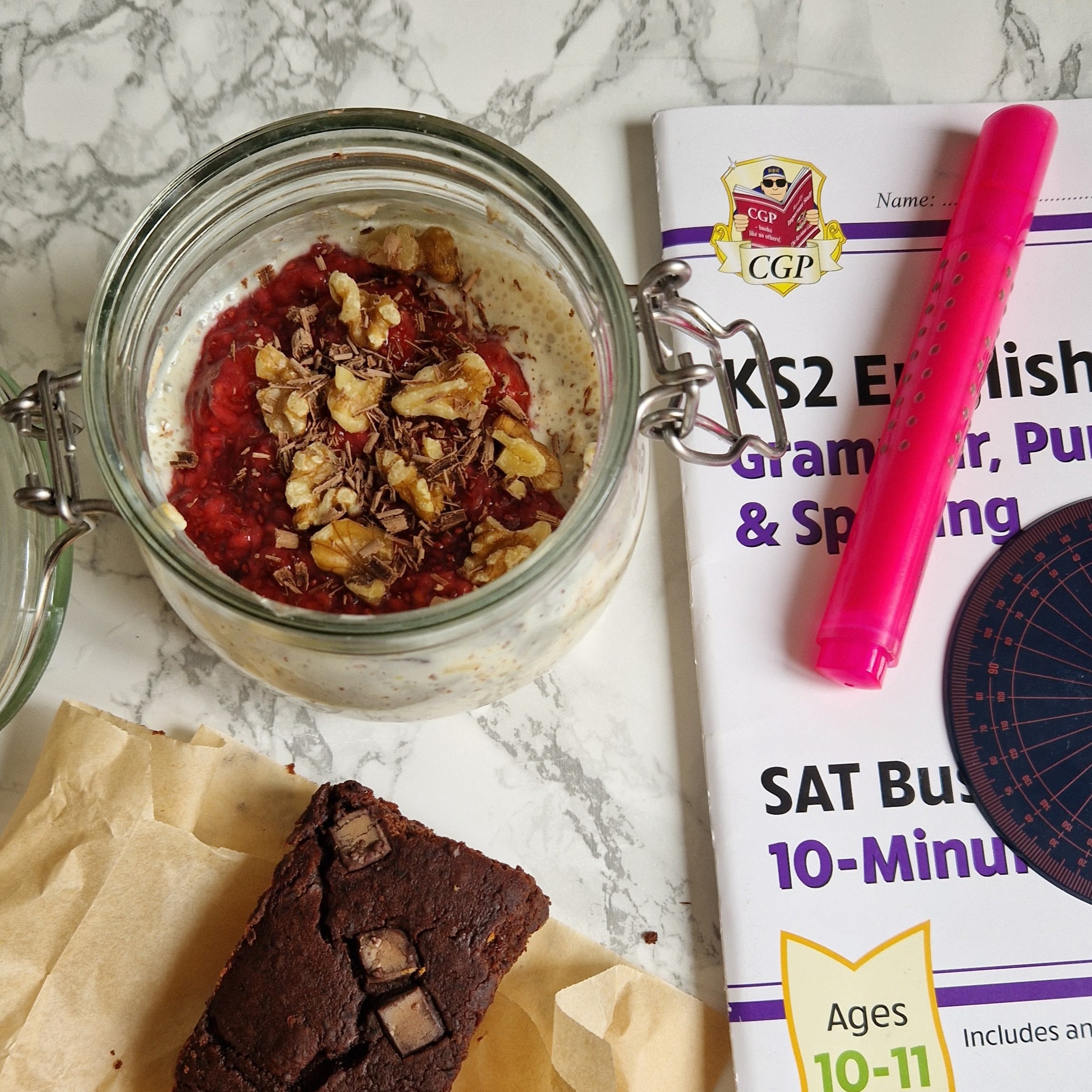 With my daughter doing SATs exams next week, I’ve been focusing on offering her foods to support her energy, focus and concentration 📚💭
Here are a few of the things I’ll be focusing on:
🥣 Regular meals
Eating regularly can help support steady energy levels and may help avoid dips in concentration. Breakfast is especially important after an overnight fast and has consistently been linked with improved attention and concentration in children.
Mia’s school provide breakfast during SATs week, but I will still offer a small nutritious option before she leaves home.
🧀 Including protein at meals and snacks
Foods such as eggs, yoghurt, milk, cheese, beans, chicken, fish and nut butters can help children feel fuller for longer and may help provide a steadier release of energy throughout the day.
💧 Encouraging hydration
Even mild dehydration can affect concentration, alertness and mood in children, so encouraging regular drinks throughout the day is super important.
🐟 Offering omega-3-rich foods
Omega-3 fats found in foods such as oily fish, walnuts and chia seeds are important for brain development and nervous system function.
🫐 Adding berries to breakfasts and snacks
Blueberries, raspberries and strawberries contain antioxidants and flavonoids which may help support memory and cognitive performance.
🍫 Including cocoa
Cocoa contains flavonoids which may help support blood flow to the brain and cognitive performance.
For tomorrow, I’ve prepped overnight oats topped with raspberry chia jam, walnuts and dark chocolate shavings for breakfast, alongside homemade black bean brownies for a protein-rich snack 🍓🥣
#KidsNutrition #BrainFood #HealthyKids #FamilyNutrition #SchoolNutrition #Nutritionist #HealthyBreakfast