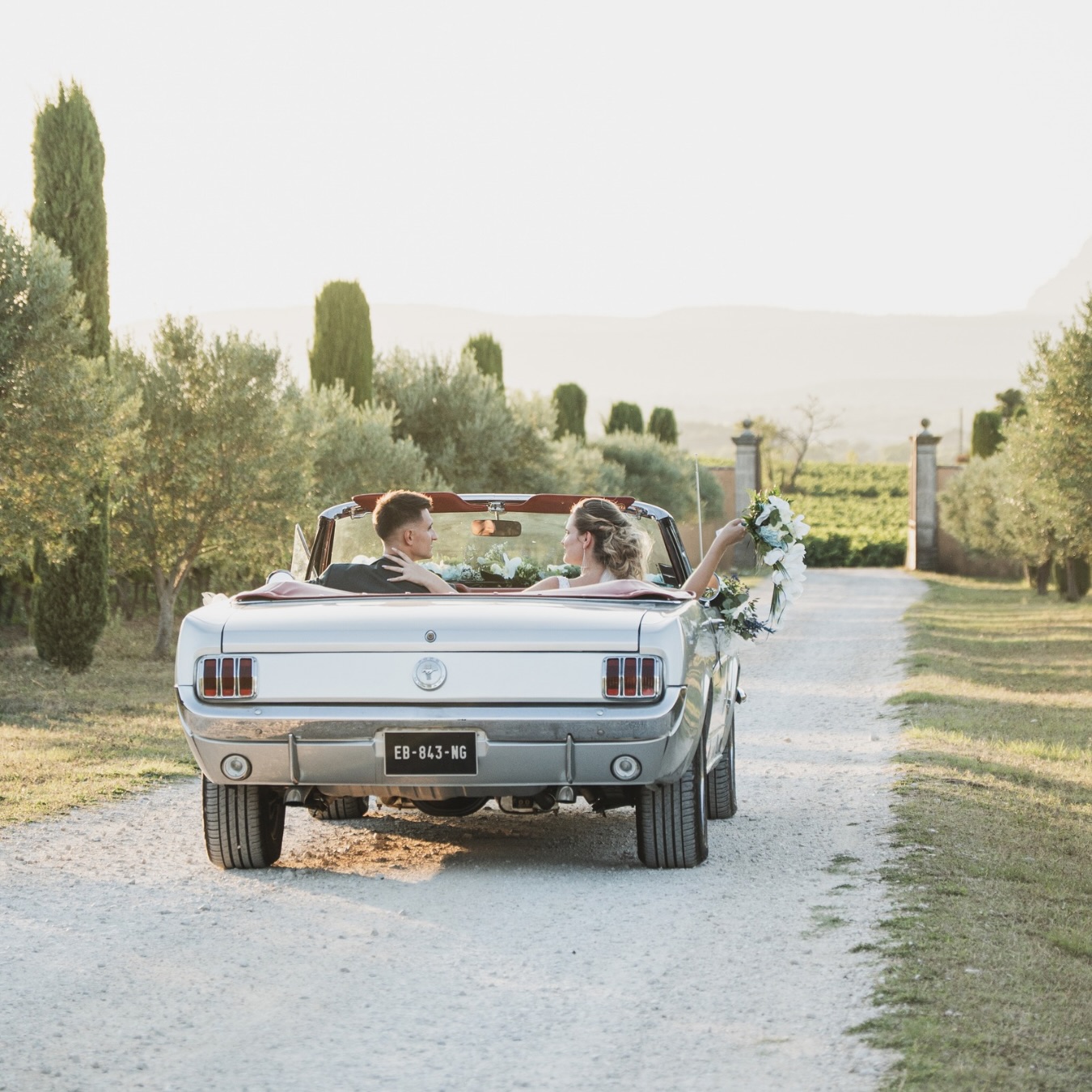 ✨ Prendre la route du plus beau jour de sa vie…
Entre oliviers, lumière dorée et instants suspendus 🤍
📍Le Mas des Auréliens
📩 Disponibilités & brochure – 📞 04 15 40 07 87
📸 @santiagof_wedding by @cruz_prod13
#MasDesAureliens #MariageEnProvence #Mariage2026 #LieuDeReception #WeddingInspiration