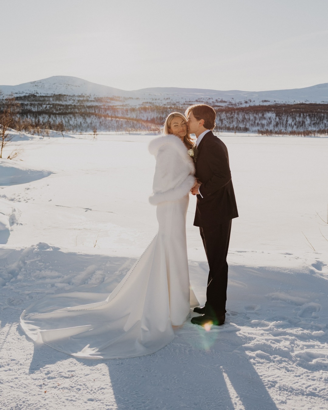 Therése och Jakob bjöd in till en festlig helg i underbara Fjällnäs och vi hade turen att få en helt fantastisk vinterdag när de sa ja till varandra! Dagen var full av glädje, kärlek, fest och personliga detaljer 😍 Hela deras dag finns nu att se på bloggen, länk i profilen ✨