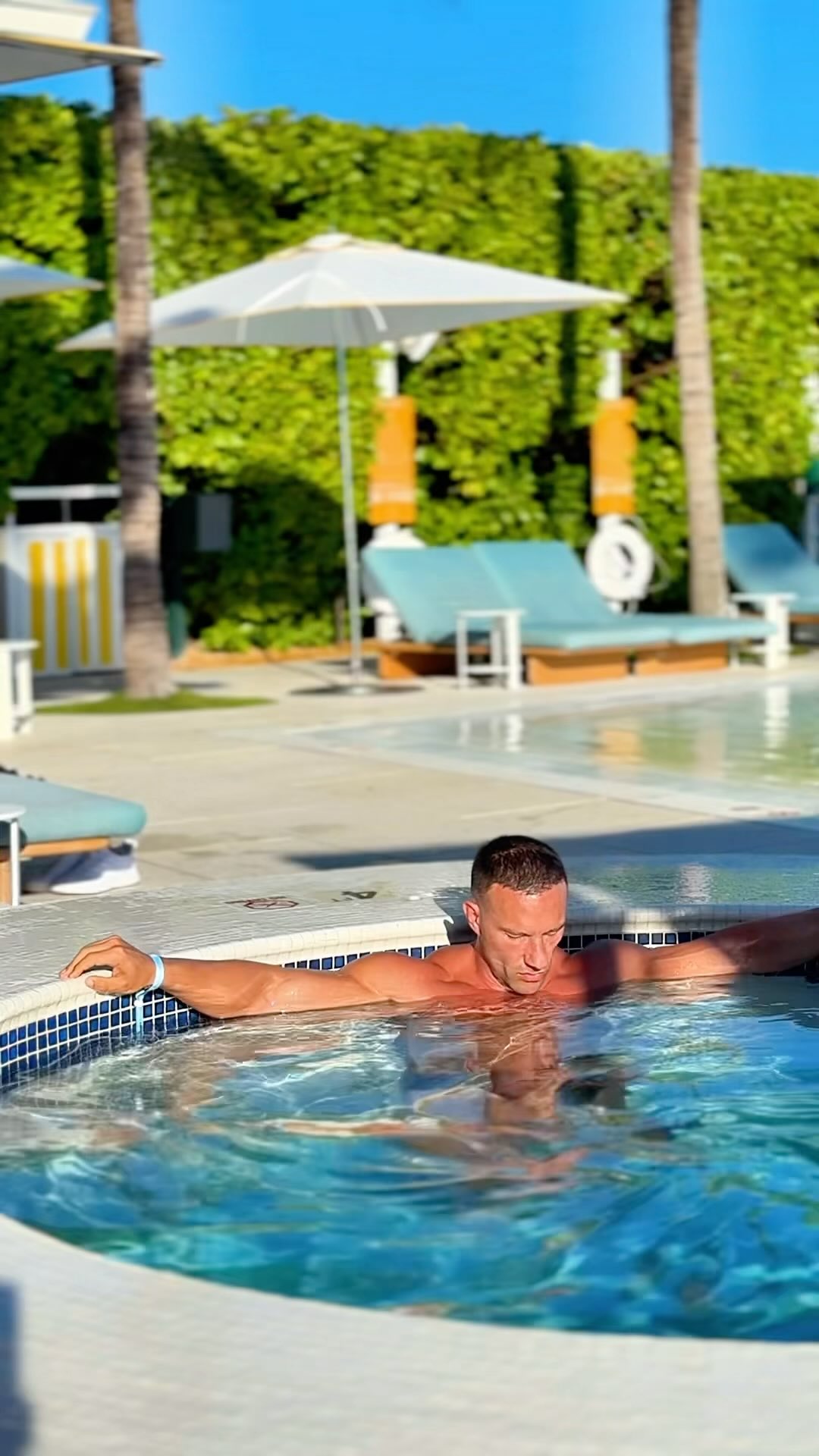 Le cold plunge, je le fais pour 3 raisons ⤵️
La première: le mental.
Quand tu commences ta journée avec un choc pareil, les petits problèmes te touchent beaucoup moins.
La deuxième: la récupération. Le froid peut aider à réduire les courbatures, calmer certaines sensations inflammatoires et remettre le système nerveux à zéro.
La troisième: le boost physiologique.
Le choc thermique augmente l’adrénaline et la noradrénaline. Tu te réveilles d’un coup. Focus, énergie, présence.
Et quand ton corps tremble, ce n’est pas juste “avoir froid”: c’est une dépense énergétique. Le corps mobilise plus de carburant pour produire de la chaleur et balance un max d’hormones pour faire face à la douleur.
C’est pas magique. Mais bien utilisé, c’est un outil brutal/efficace pour le mental, la récupération et la détermination.
#coldplunge #inflammation #miami #pain #Fitness