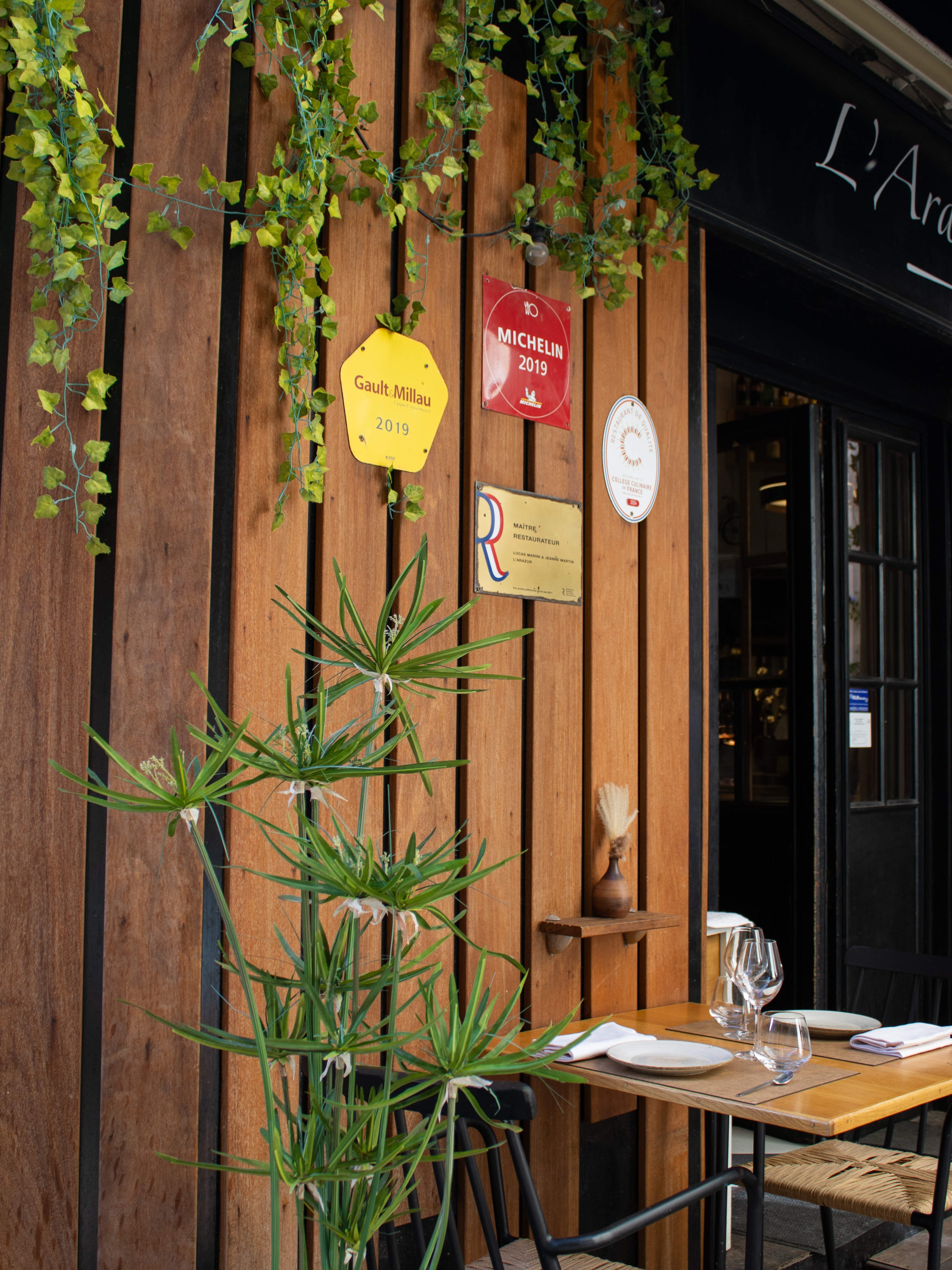 À l’ombre ou au soleil, chaque instant en terrasse a un goût particulier… 😍
‣ Réservez votre table sur www.larazur.fr