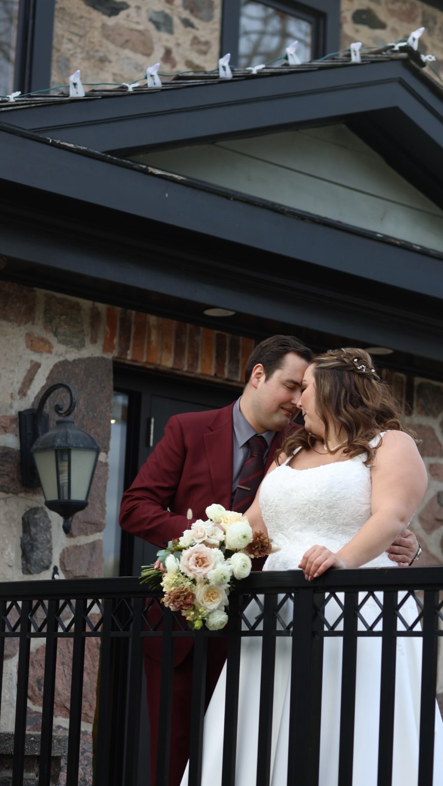 3 things couples ALWAYS forget on their wedding day that totally change how their day feels