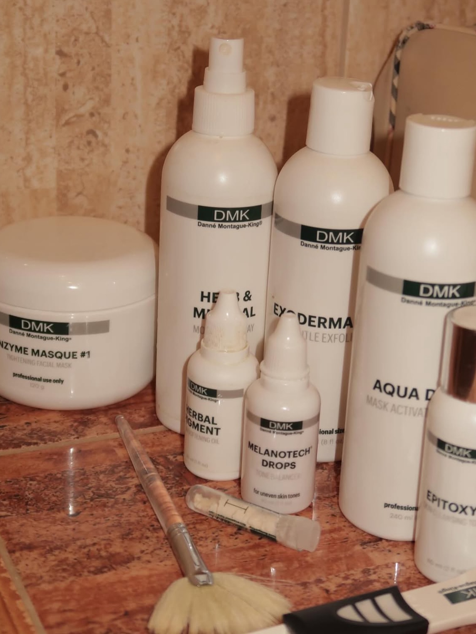 Where advanced skin revision meets true luxury🌱
Danné Montague-King, skincare is not about quick fixes, but about working with the skin, not against it.
This results-driven paramedical concept is designed to restore skin function, support long-term skin health, and deliver visible transformation through highly individualized treatments and home prescriptives.
From acne, pigmentation, and sensitivity to premature ageing, DMK offers a sophisticated approach for those who expect more than beauty they expect intelligence, science, and excellence.