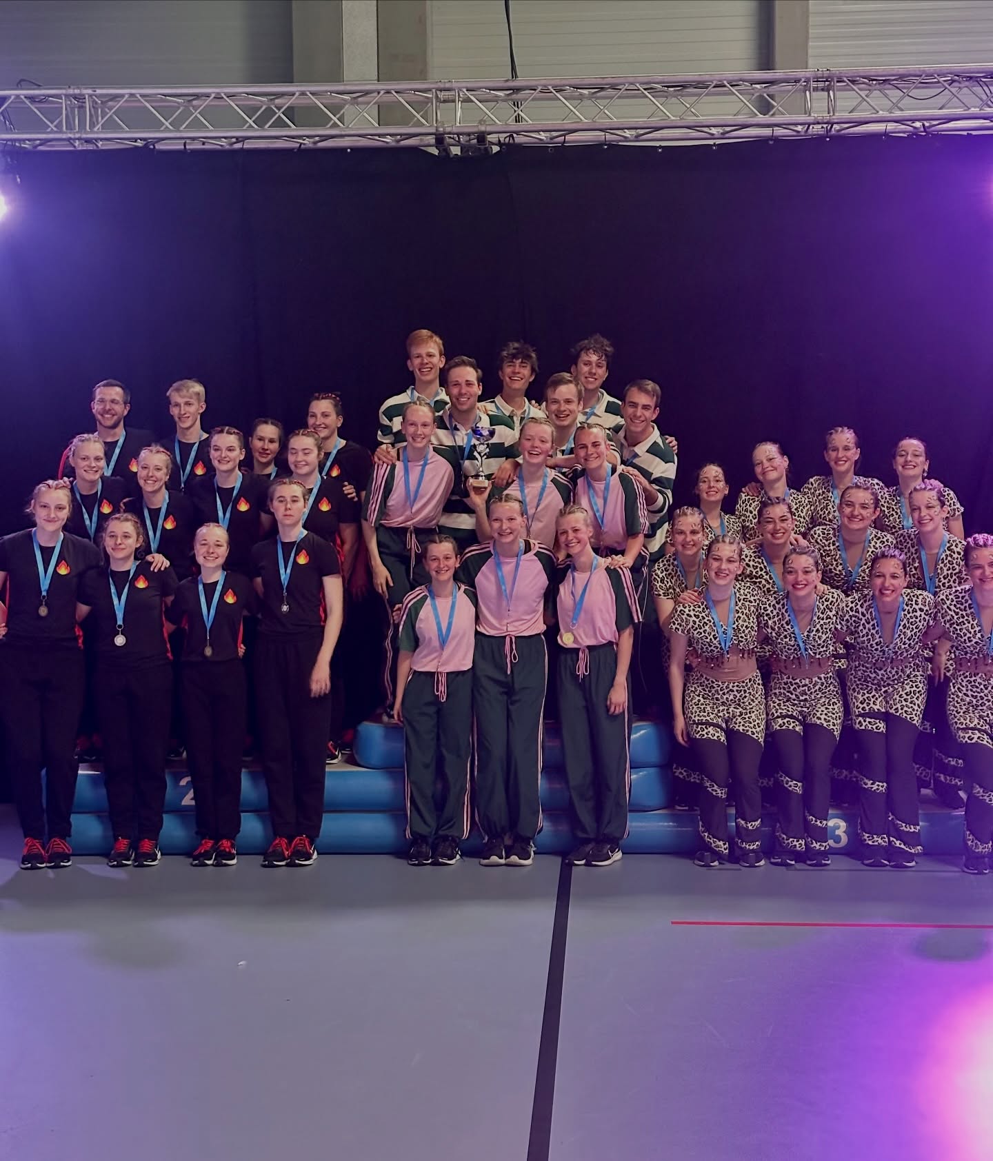 So… this happened today 🏆
Demo A kroonde zich opnieuw tot Belgisch kampioen demo 🥇 en demo B & C gaven het beste van zichzelf op het wedstrijdveld 👏
🥇 COS Destiny + selectie EK 🇳🇴
1️⃣4️⃣ COS Elemental
1️⃣6️⃣ COS Strikes Back
#jumprope #ropeskipping #cosropeskippers