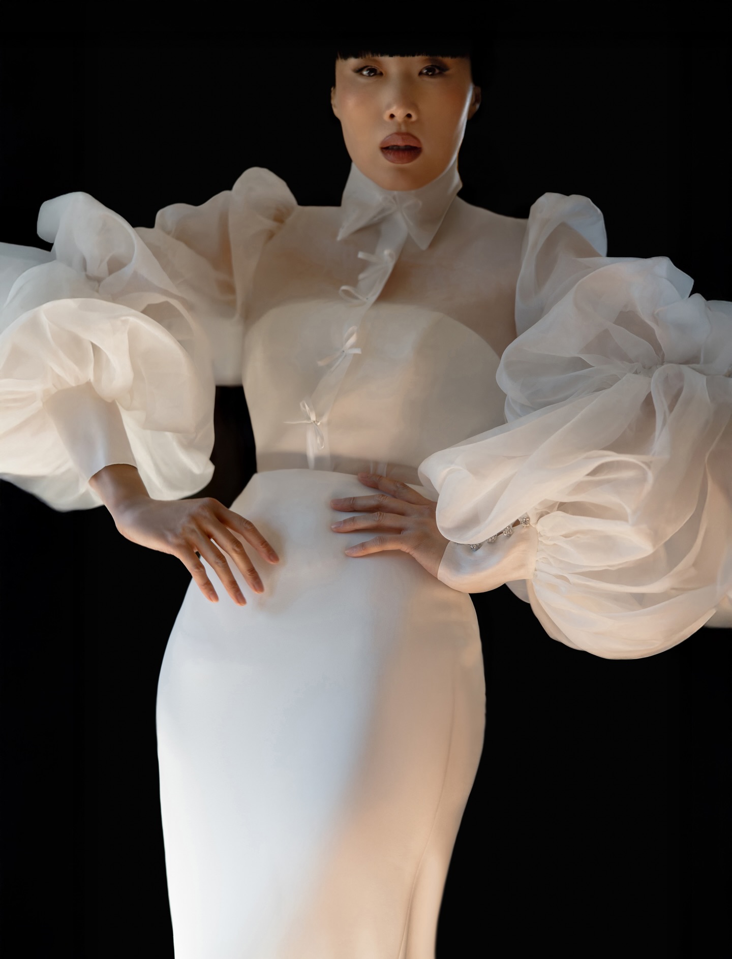 A modern take on historic romance by @darla_haute_couture ~ she blends soft femininity with bold, statement silhouettes ✨
Inspired by the opulence and artistry of another era, these gowns are designed for brides who want more than just a beautiful dress. They’re made to leave a lasting impression long after the wedding day.
________________
Team:
Creative Direction & Photography @thevedrinesphoto
@thevedrinesbrand
Designer @darla_haute_couture
BTS Content @captured_by_camila
Venue @markreecastlesligo
MUA @ciara_d_make_up
Hair @jennygildeahair
Models @yomikochen @hannahleslieee
Hat + short veil @anavictoriamulcahy
Florals @storyandstyle_floraldesign
Red gloves @georgehornltd