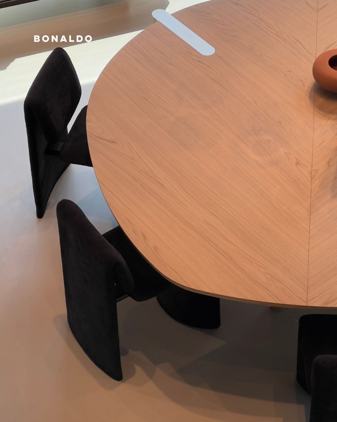 @bonaldospa
A arquitetura icónica ganha uma nova forma fluida.
A mesa Flatiron, desenhada por Mauro Lipparini, expande o seu vocabulário estético com a introdução de uma versão redonda. Inspirada no célebre edifício nova-iorquino que lhe dá o nome, esta peça de forte impacto visual adota agora uma geometria mais envolvente, ideal para promover o convívio.
A grande novidade desta versão manifesta-se na pureza da opção Mono Material, onde o tampo e a base em madeira criam uma harmonia visual absoluta. A estrutura assimétrica, que caracteriza a coleção, mantém o seu protagonismo escultórico, sustentando o tampo contínuo com leveza e rigor.
Uma evolução orgânica de um design já icónico, perfeita para ambientes que exigem uma peça central com personalidade forte e elegância tátil.
ENG
Iconic architecture takes on a new fluid form.
The Flatiron table, designed by Mauro Lipparini, expands its aesthetic vocabulary with the introduction of a round version. Inspired by the famous New York building that gives it its name, this visually striking piece now adopts a more enveloping geometry, ideal for promoting gathering.
The great novelty of this version is expressed in the purity of the Mono Material option, where the wooden top and base create absolute visual harmony. The asymmetrical structure, which characterizes the collection, maintains its sculptural prominence, supporting the continuous top with lightness and rigor.
An organic evolution of an already iconic design, perfect for environments that require a centerpiece with strong personality and tactile elegance.
Design by: Mauro Lipparini
Would you like more information?
Send us a private message or visit design-minder.com
#DesignMinder #Bonaldo #ContemporaryDesign #FurnitureDesign #DesignIcon #ModernInteriors #InteriorInspiration #DesignElegance #MauroLipparini #MesaRedonda #MesaDeJantar #DesignEmMadeira #MobiliarioContemporaneo #ArquiteturaDeInteriores #DesignItaliano