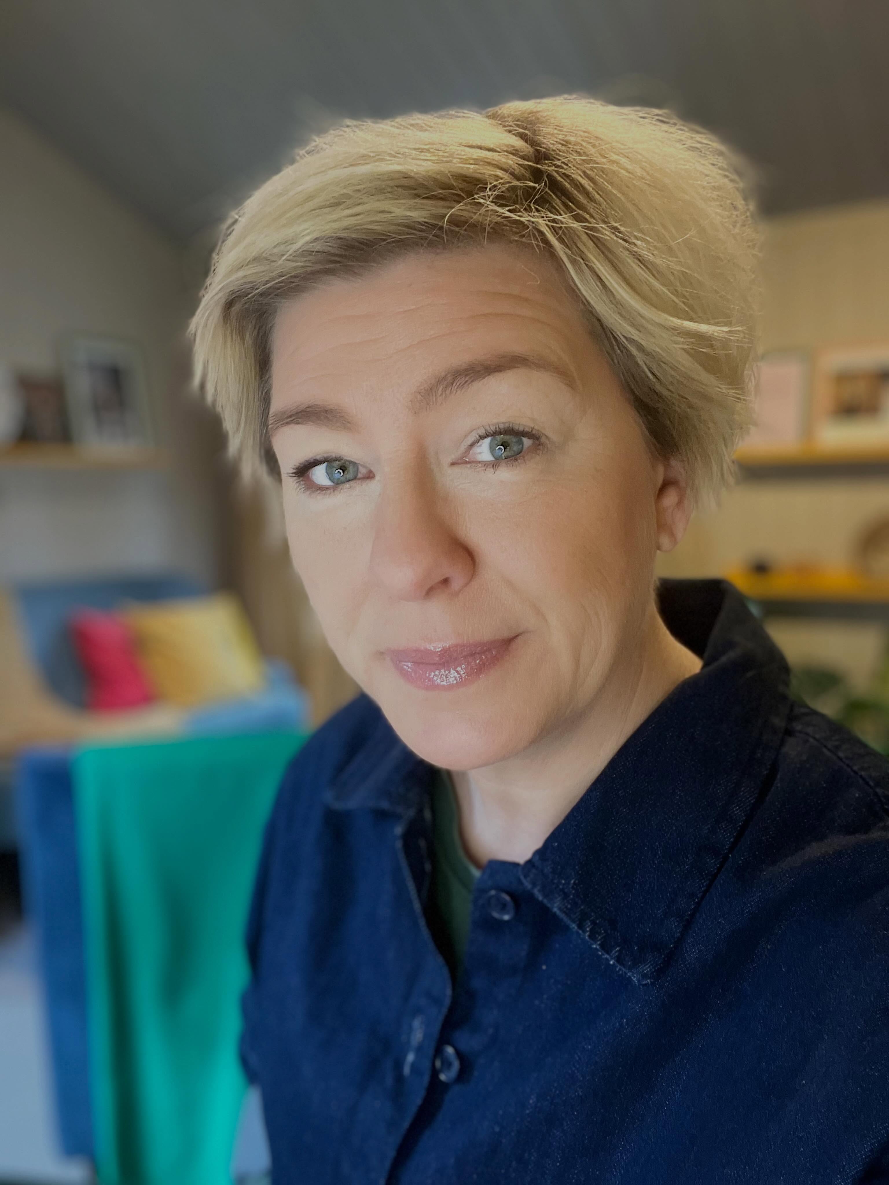 En klient frågade ”vilken metod kommer du att använda, vilken typ av terapi passar mig bäst tror du?”
Hen ville gärna ha en färdig mall och benämningar på olika terapiformer för att veta vad som förväntades av hen.
Så att hen kunde förbereda sig och läsa på, vara duktig.
Jag jobbar inte så.
Jag återanvänder inte någon annans uppfinning eller koncept till punkt och pricka.
Alltså inga färdiga recept eller universallösningar.
Typ one size fits all-grejen är inte min vision.
Hos mig finns platsen. Tiden. Utrymmet. Tryggheten.
Men jag är inte huvudpersonen, jag är inte gurun som sitter med svaret på prick alla frågor.
Mitt budskap, mitt stöd i läkningsprocessen är ett hopkok av allt jag tror på, all kunskap, vishet, klokskap och vetskap jag införskaffat hittills.
Både evidensbaserad forskning, skolböcker, studier, och hundratals timmar av lyssnande och läsandes litteratur av experter och förståsigpåare.
Men också ännu fler timmars samlande av egna erfarenheter, egna analyser och ställningstagande.
Hundratals timmar av egen terapi, oändligt många sjumilavandringar, ständiga upptäcktsfärder och inre resor.
En blandning av sunda filosofier om människan och tron på kraften vi själva besitter i grunden.
Läkande samtal, tid för rannsakan och eftertanke.
Tid för analys och tid för insikter.
Jag erbjuder en trygg plats där jag håller dig i handen så länge du behöver.
Tills du är stor nog att gå på hal is alldeles själv, tryggt förvissad om att du med allt det du hittat hos dig själv medan vi utforskat dig och ditt, kan ta dig an livet på stadiga ben och med öppna armar.
Det är inte så krångligt, egentligen.
Det är vi människor som så lätt krånglar det till det för oss själva, alldeles i onödan.
Och med det sagt önskar jag dig en fin och meningsfull dag 💫
#samtalsterapisundsvall #läkandesamtalankarsvik #anhörigstödakwarnerud