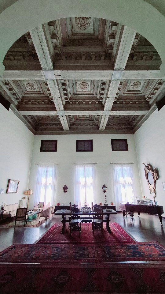 We know it, yet unconsciously we tend to forget it. Houses.
Every Villa was a home.
Or is a home.
As, extraordinarily, even today, in this case...
A man's home, the home of a lifetime.
Lo sappiamo, eppure inconsciamente tendiamo a dimenticarlo.
Case.
Ogni Villa era una casa.
O é una casa.
Come, straordinariamente, ancora oggi, in questo caso...
La casa di un uomo, la casa di una vita.
#palladianroutes #palladianarchitecture #palladianvillas #andreapalladio #palladio