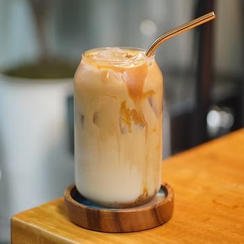 Mutige Geschmackskombinationen geben Konzepten neue Strahlkraft: Sweet‑savory Trends wie Miso Caramel oder Tahini Soft Serve sowie cremige Texturen und chef-getriebene Menüs werden 2026 wichtiger. Den ganzen Beitrag gibts über den Link in Bio oder lesen Sie den Beitrag: https://wix.to/G8hhszP
#hospitality #foodbeverage #markenstrategie #hotelentwicklung #restaurantconcept #gastroberatung #recipeforconcept
