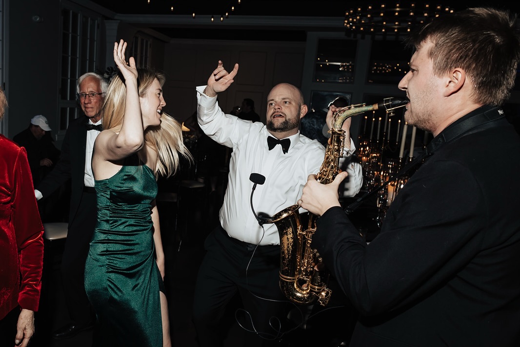 Live music + DJ fusion = not your average wedding entertainment 🔥 #3WESTweddings | 📸 @jennifersylphoto | venue: @historickingmansion