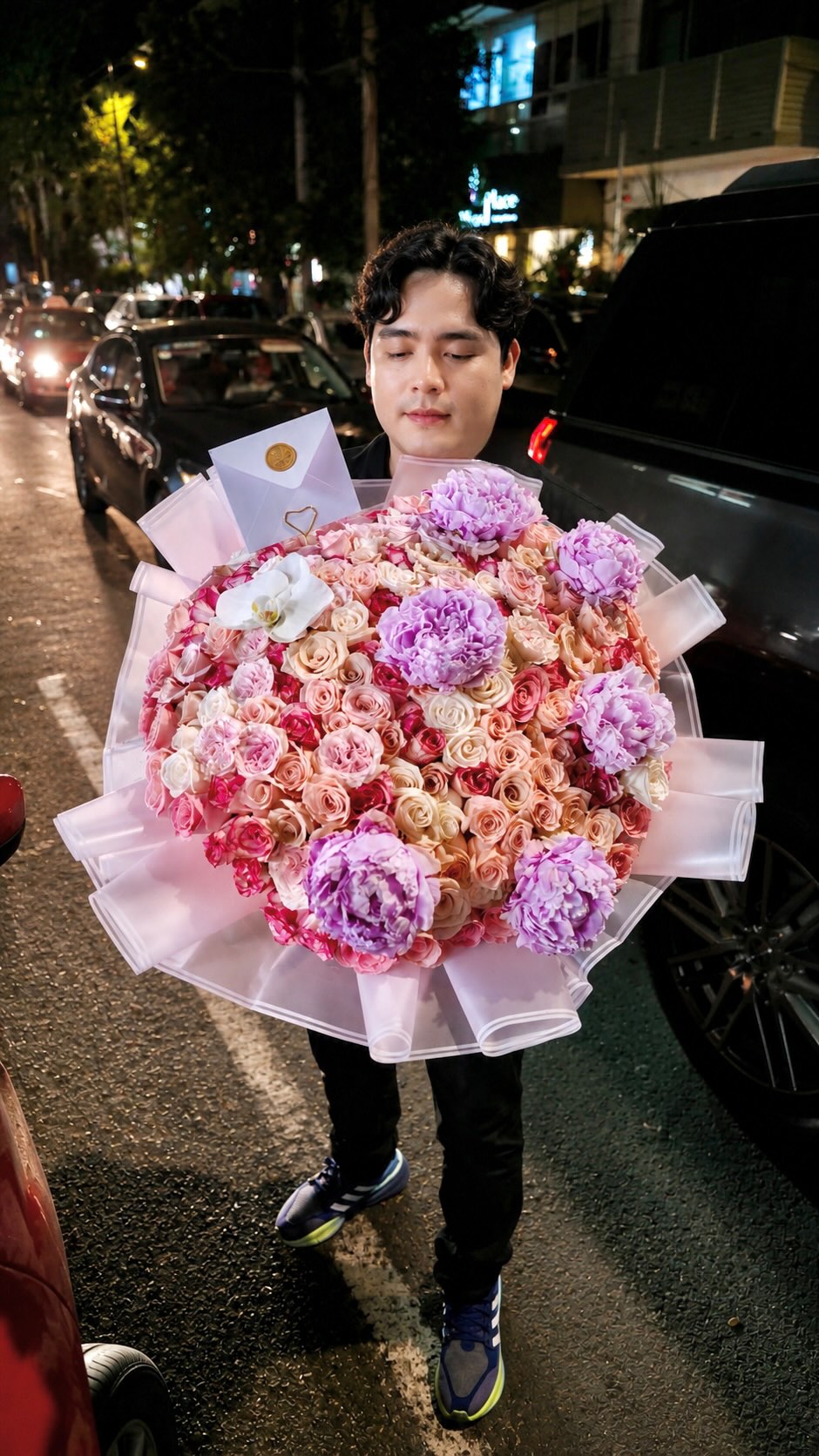 ¿Dónde comprar peonías importadas y rosas premium en Polanco CDMX?
En Florilegio MX creamos ramos de lujo con peonías importadas, rosas premium y flores exclusivas diseñadas para quienes buscan regalar algo verdaderamente elegante y memorable en Ciudad de México.
Este diseño combina volumen, textura y tonos suaves en una composición floral contemporánea inspirada en interiorismo y estética editorial de lujo, ideal para cumpleaños, aniversarios, celebraciones especiales y regalos de alto impacto visual.
Nuestros arreglos florales se han convertido en una de las opciones más buscadas en Polanco, Lomas de Chapultepec, Santa Fe, Bosques de las Lomas, Condesa e Interlomas por clientes que buscan flores diferentes, sofisticadas y completamente personalizadas.
🌸 Peonías premium importadas
🌹 Rosas seleccionadas de lujo
🚚 Entregas en toda CDMX
📍Florería de lujo en Polanco
#PeoniasCDMX
#RosasPremium
#FloreriaPolanco
#FloresDeLujo
#FlorilegioMX