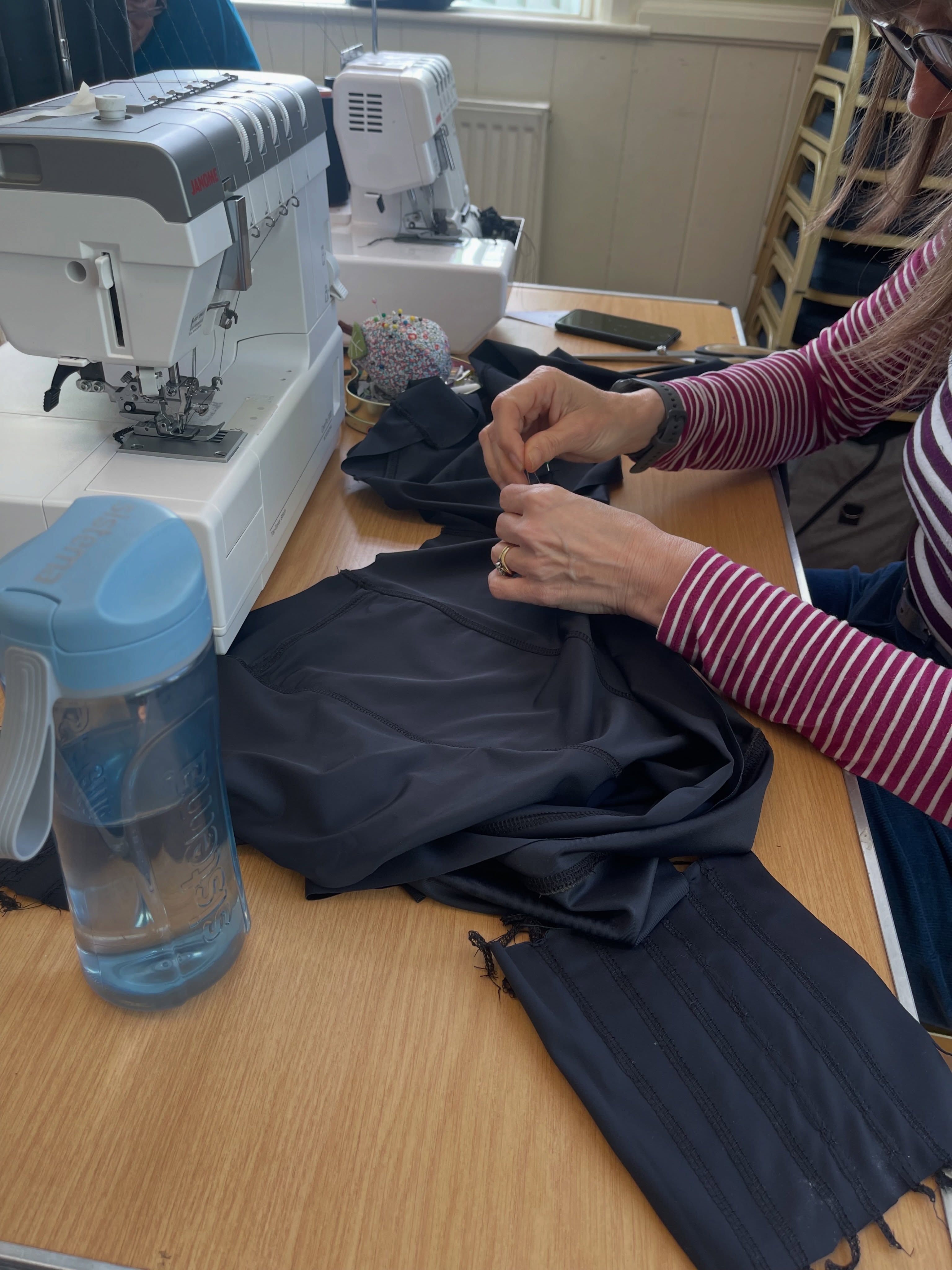 Cover stitching running leggings coming together at this weeks Sew & Grow class 🧵🩷