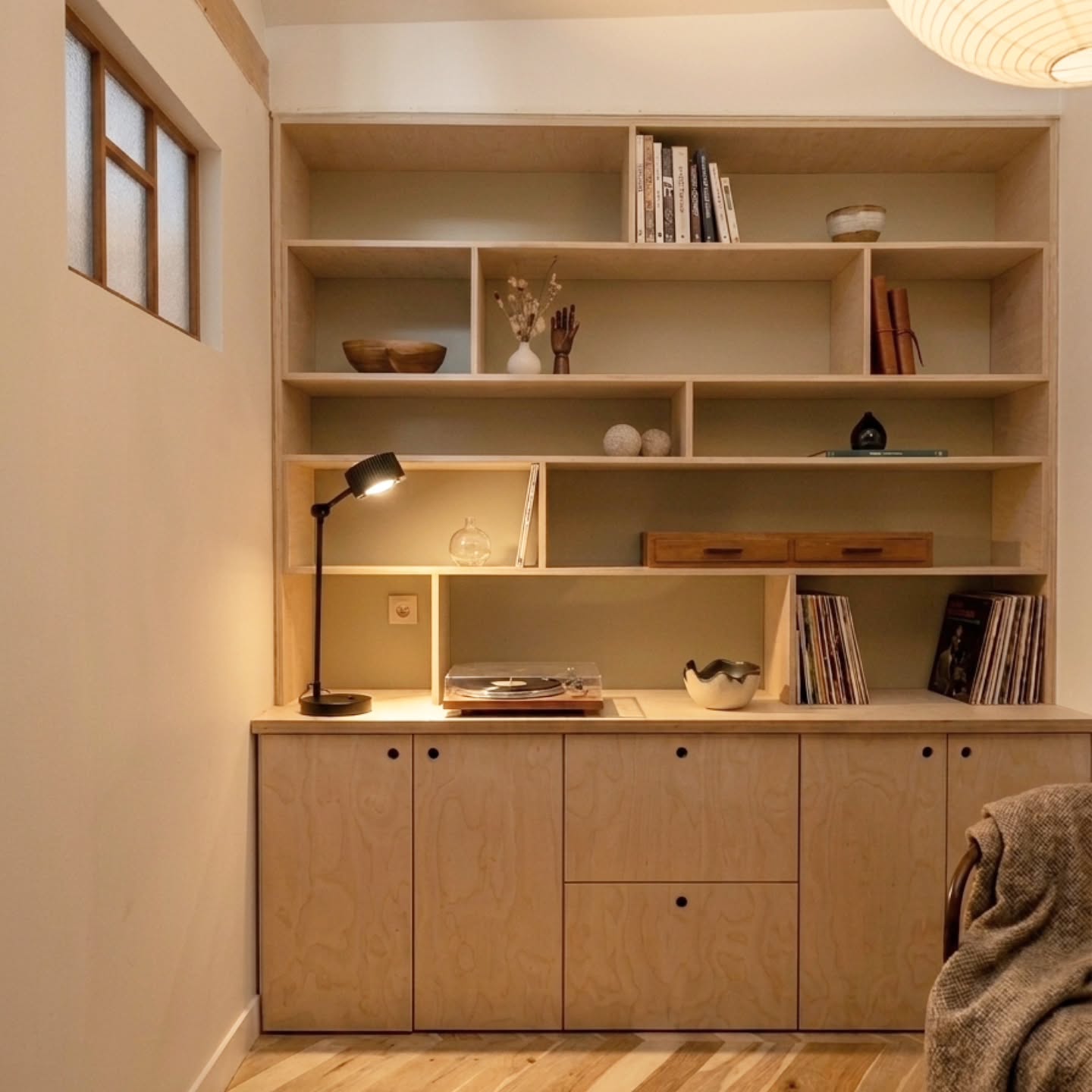 Bibliothèque sur mesure en cp bouleau
Fond sauge
Design @gallishop gallianne Quintrec
Réalisation @lesbriques.co
Lampe @fosfens_official
#bibliotheque #surmesure #architecteinterieur #designerinterior #agencement