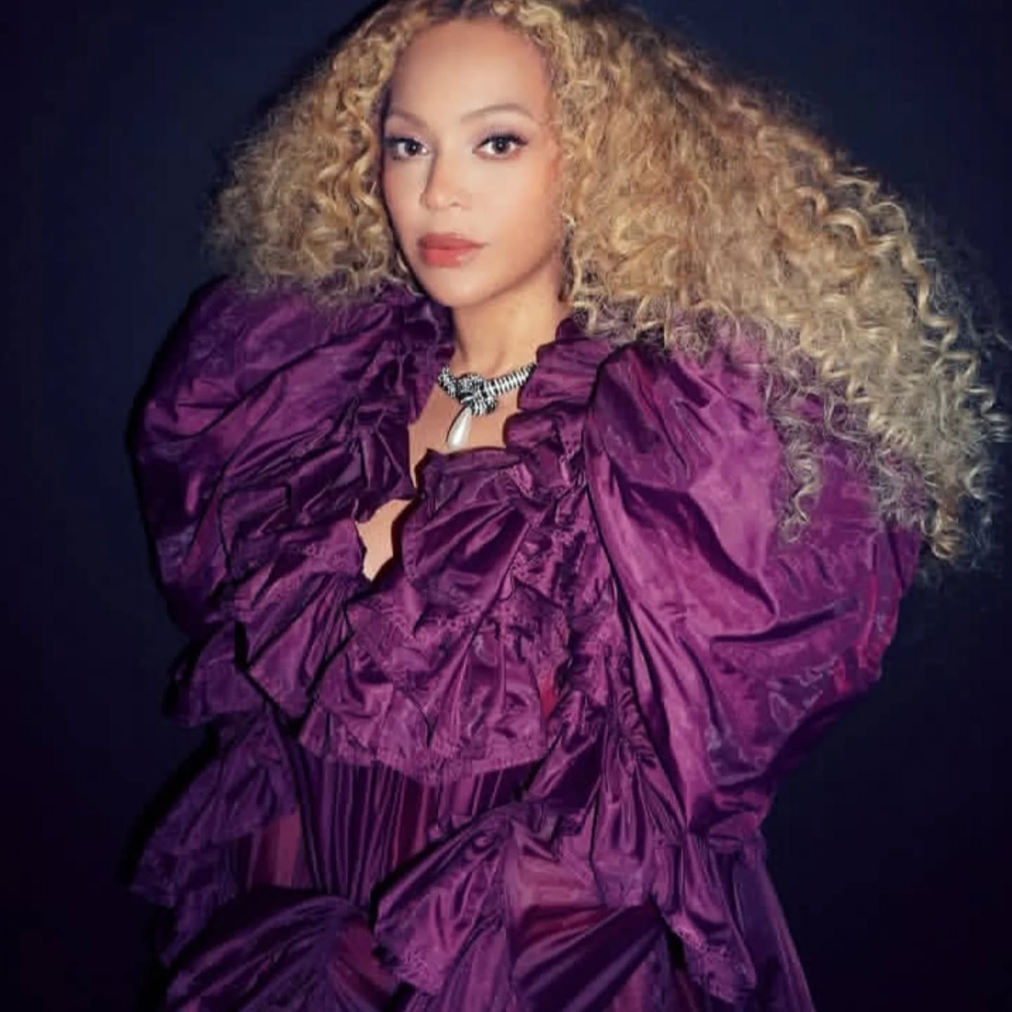 A man accused of stealing unreleased Beyoncé music during the Cowboy Carter tour has pleaded guilty in Atlanta. Prosecutors said hard drives containing unreleased tracks were among the items taken from a rental car linked to Beyoncé’s choreographer. The accused, Kelvin Evans, has now been sentenced to two years in prison followed by probation.
#beyonce #cowboycarter #beyhive #popnews #popculture