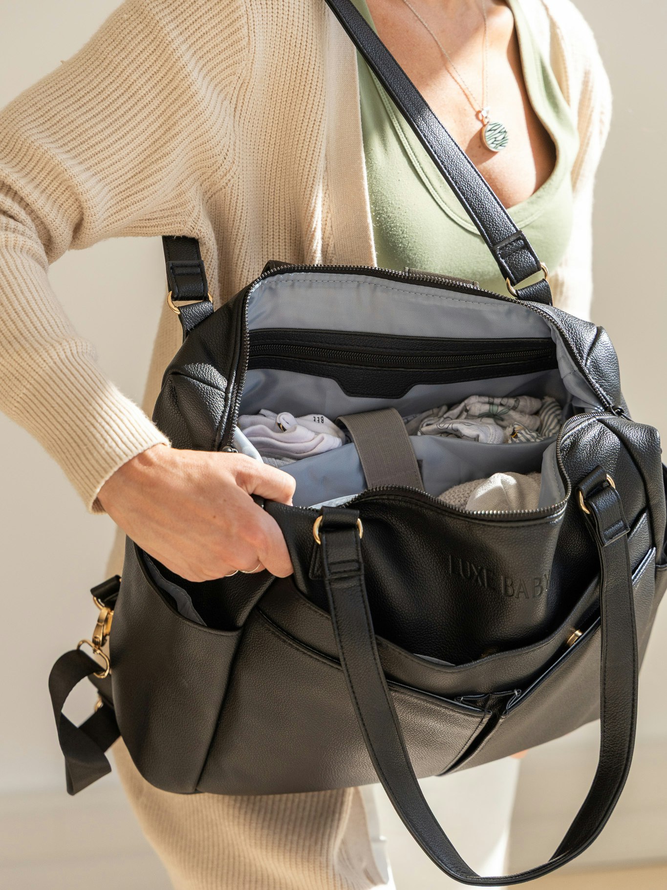 Soft vegan leather, thoughtful design, and space for everything you need.
This is everyday organisation, elevated.
#LuxeBabyNZ #MumsBestFriend #TillyBackpack #NewMothers