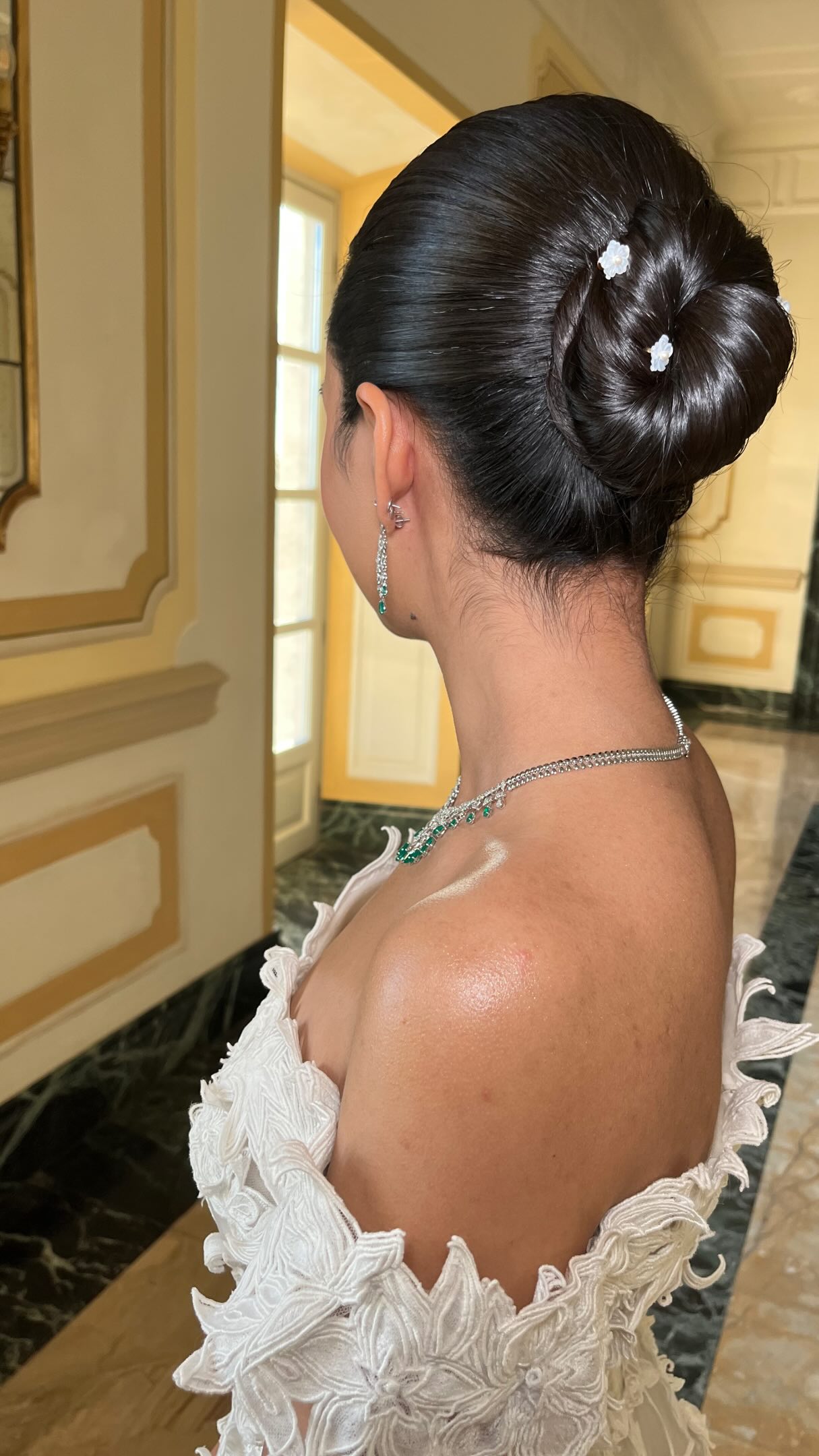 Never underestimate the power of the final touch-ups ✨
So many brides think the glam is complete once the dress is on — but the finishing details are what truly elevate the entire bridal look.
In this time we refine every detail with intention:
• taming any flyaways
• adding an extra pop of highlight on the cheeks
• veil placement
• ensuring every detail photographs perfectly
These subtle tweaks may seem small, but they create the polished, luxurious finish that makes a bridal look feel truly complete.
❤️