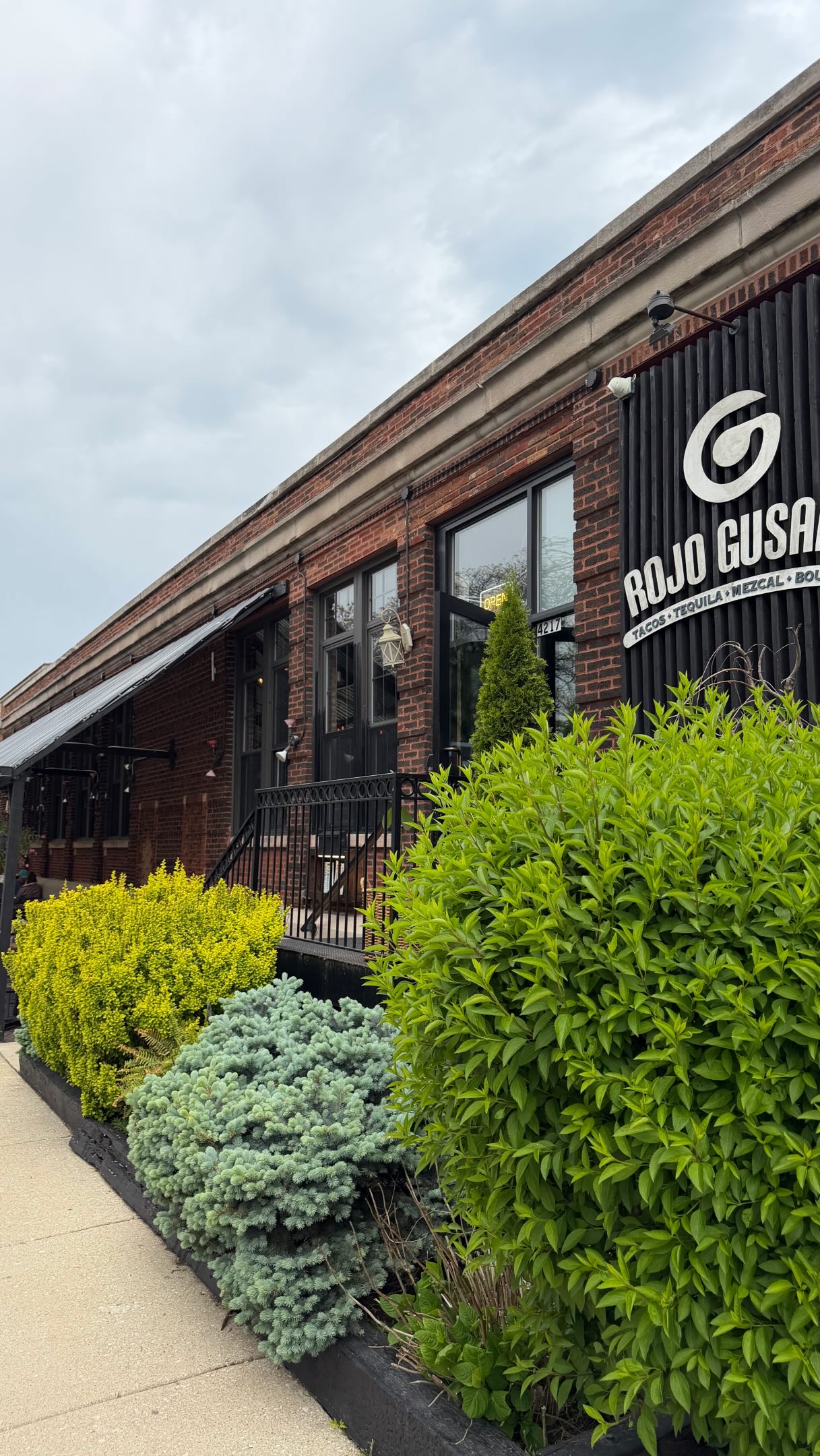 Our new patio is a whole summer vibe. 😎🍉
Nuestro menú está lleno de sazón.🤤💦
Nuevos tacos and new refreshing cocktails 🍹
#tacosandtequila #rojogusano #ravenswoodvibes #chicagoeats #chicagofood