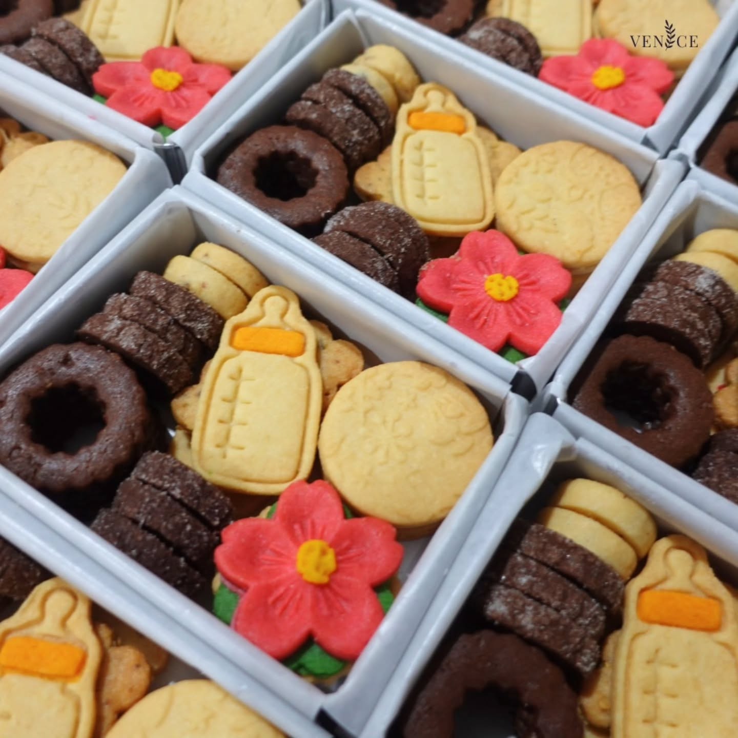 ✨ 𝐁𝐚𝐛𝐲 𝐘𝐮 𝐇𝐞r𝐧𝐠 宇衡 · 𝐓𝐡𝐫𝐨𝐰𝐛𝐚𝐜𝐤 ✨
At Venice Cookies, we are always grateful to be part of life’s most precious celebrations 🤍
Thank you to Baby Yu Herng 宇衡’s family for trusting us to accompany this beautiful milestone ✨
From tiny little smiles to heartwarming moments shared with loved ones, every full moon celebration carries a story filled with love and blessings.
Seeing Baby Yu Herng grow happily and healthily is truly touching, and we hope these sweet memories will always remain close to the family’s heart ☁️🌙
Wishing our little Yu Herng 宇衡 a lifetime of joy, love, good health, and endless happiness 🤍
With love,
𝐕𝐞𝐧𝐢𝐜𝐞 𝐂𝐨𝐨𝐤𝐢𝐞𝐬 ✨
#VeniceCookies #宝宝 #FullMoonCelebration #满月之喜宝宝满月