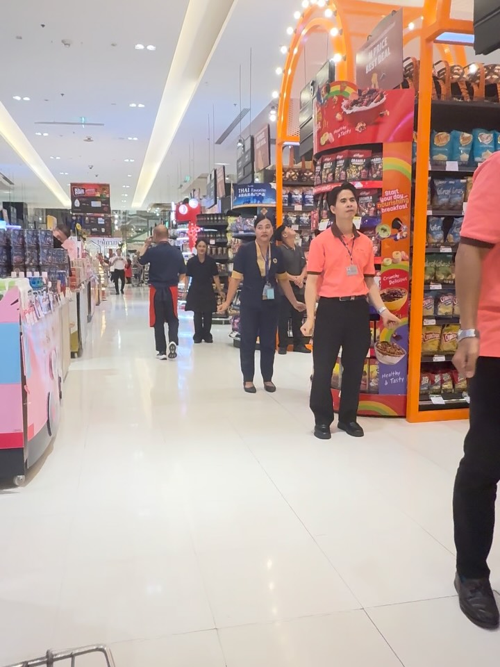 Supermarket shopping in Bangkok. Just a regular day!! @gourmetmarket. It won’t fail to make you smile. #ifcarlsbergdidsupermarkets #bangkoklife #wednesdayvibes #thailand #thailandinsider