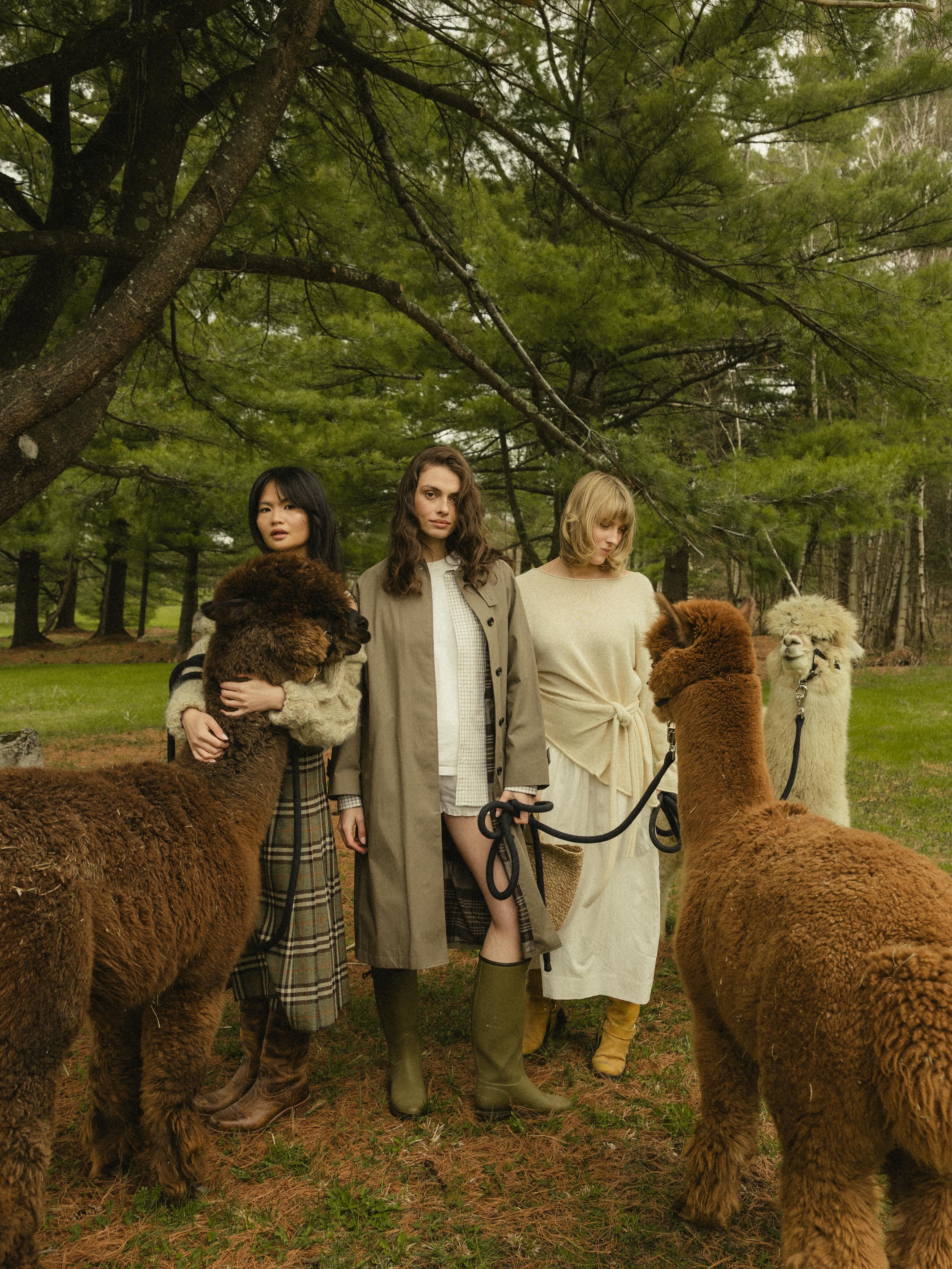 Shooting for @leartof
✂️ @colourbycloud & @catiacorr.hairstylist
👩🦳 @alaska.rider
👩🦰 @juunaud
👩🏻 @lai_tiffany
🦙 @fermegervais
👢styling @juliaajay