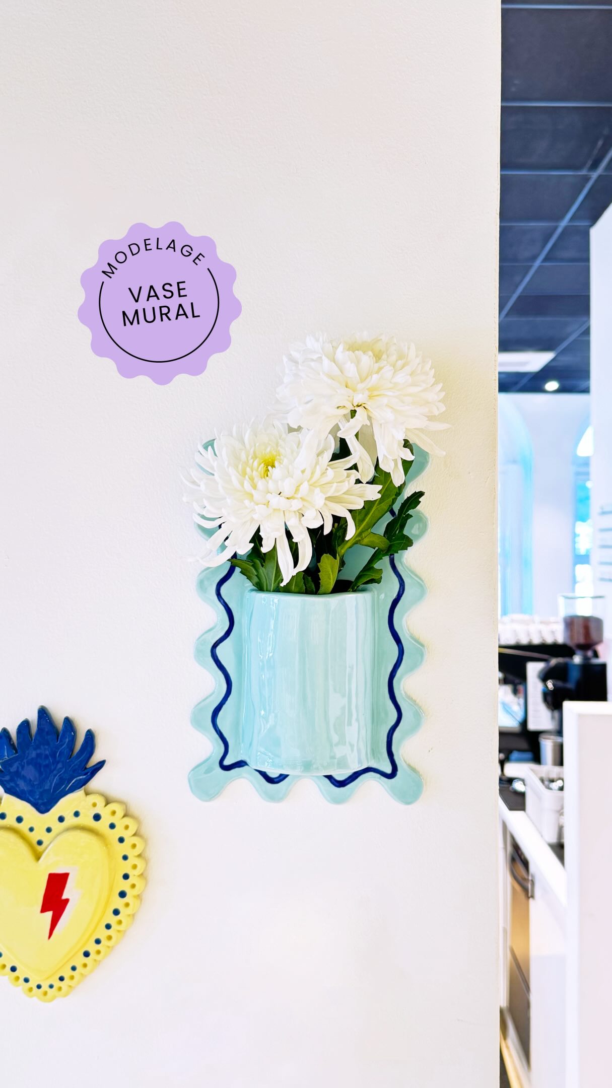 ✨ Non mais regardez le résultat… 😍♥️
Il y a 15 jours, ces Manifik vases n’étaient qu’un bloc de terre… aujourd’hui, ce sont de véritables pièces de décoration uniques créées de vos mains ✨
Grâce à nos gabarits exclusifs ou en modelage libre, chacun imagine une création à son image : minimaliste, organique, solaire, graphique, réaliste ou totalement artistique 🎨
Découvrez dans cette vidéo le résultat des vases muraux réalisés lors de notre premier atelier de modelage, thème vase mural, au Manifik Céramic Café ✨
Pendant nos ateliers de modelage de 2h30, accessibles à tous, même aux débutants, on vous apprend :
👉 comment créer à partir de la terre brute
👉 les gestes de modelage pas à pas
👉 à créer un objet en 3 dimensions unique et personnel
La dernière étape sera la mise en couleurs à la maison grâce à nos boxes prêtes-à-peindre ✨ on a hâte de les re-découvrir peints. 🤩
♥️ Prochain atelier de modelage : mardi 26 mai
Les réservations sont ouvertes et il reste encore quelques places à réserver sur manifik.fr
Peinture sur céramique • atelier modelage • modelage céramique • atelier créatif Strasbourg • activité Strasbourg • pottery workshop • céramique artisanale • loisirs créatifs • création fait main • vase en céramique • atelier poterie • coffee shop créatif • activité entre amis • atelier débutant céramique • ceramic café Strasbourg • cours de poterie