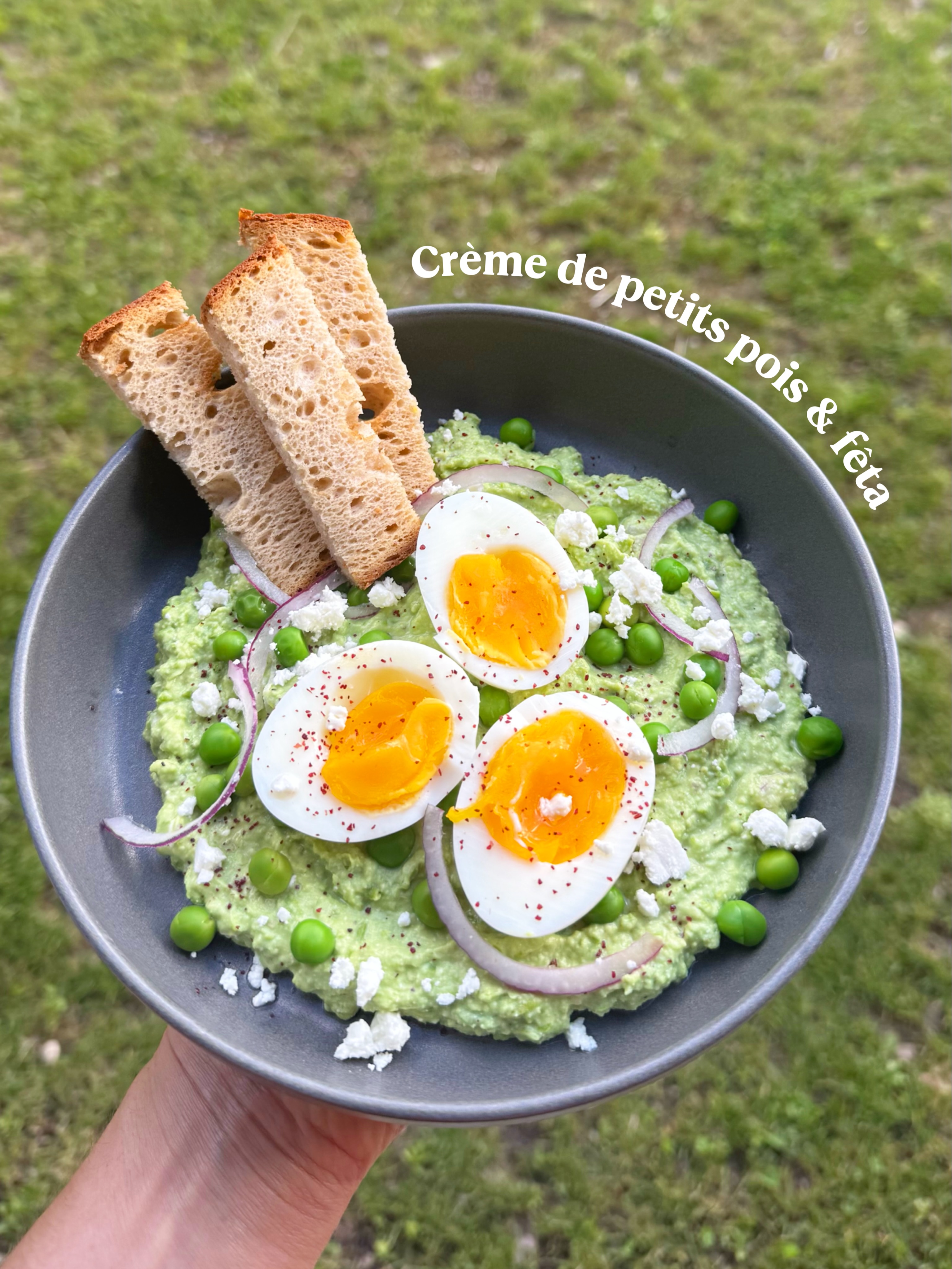 CRÈME DE PETITS POIS & FÊTA ✨
La meilleure façon de manger des petits pois 🫛
Rien de plus simple :
Pour 1 personne :
- 130g de petits pois frais cuit à la vapeur ou eau frémissante
- 40g de fêta
- citron
- huile d’olive
- oignon rouge
- sel, poivre, sumac (si vous en trouvez !!)
+ garder des petits pois et des lamelles d’oignon pour la déco !
+ des feuilles de menthe qui s’associent à merveille avec le mélange
➡️ Faire cuire quelques minutes vos pois frais ou surgelés puis mettre dans l’eau glacé pour stopper la cuisson.
➡️ mixer avec la fêta (ou écraser à la fourchette) puis ajouter un filet de citron et huile d’olive, les épices et une pincée d’oignon rouge
➡️ dresser dans une assiette avec un peu de fêta émietté, des petits pois croquants, des lamelles d’oignon et ajouter une source de protéine (ici les œufs 🥚)
Un peu de pain grillé et le tour est joué 😋
#recettefacile#recette#healtyfood#healtylifestyle