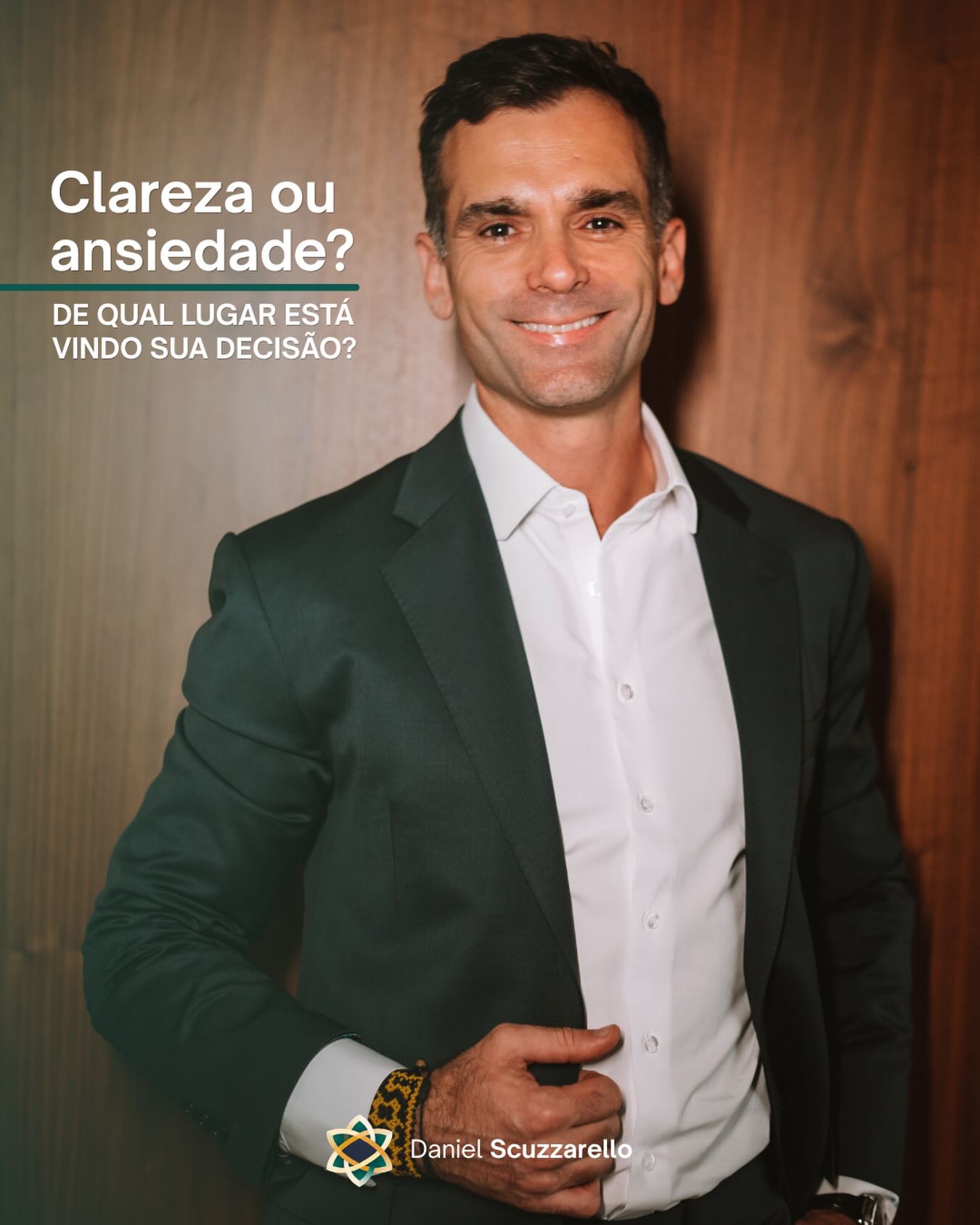 Já vi muitos líderes se orgulharem de decidir rápido, como se isso fosse sempre um sinal de segurança. Em alguns casos, pode até ser. Em outros, é só ansiedade tentando encerrar rápido o desconforto de uma situação mal resolvida.
A sensação de controle até vem… mas o custo dessa decisão costuma aparecer depois. Não existe uma fórmula para liderar bem — nem decidir rápido demais, nem devagar demais. O ponto é entender de qual lugar essa decisão está vindo: Clareza ou ansiedade? Presença ou pressa?
Esse tipo de ajuste aparece bastante nas mentorias que conduzo com líderes e profissionais que querem tomar decisões com mais consciência e menos ruído interno.
#mindset #lider #mentoria #breathwork #quantumflow
