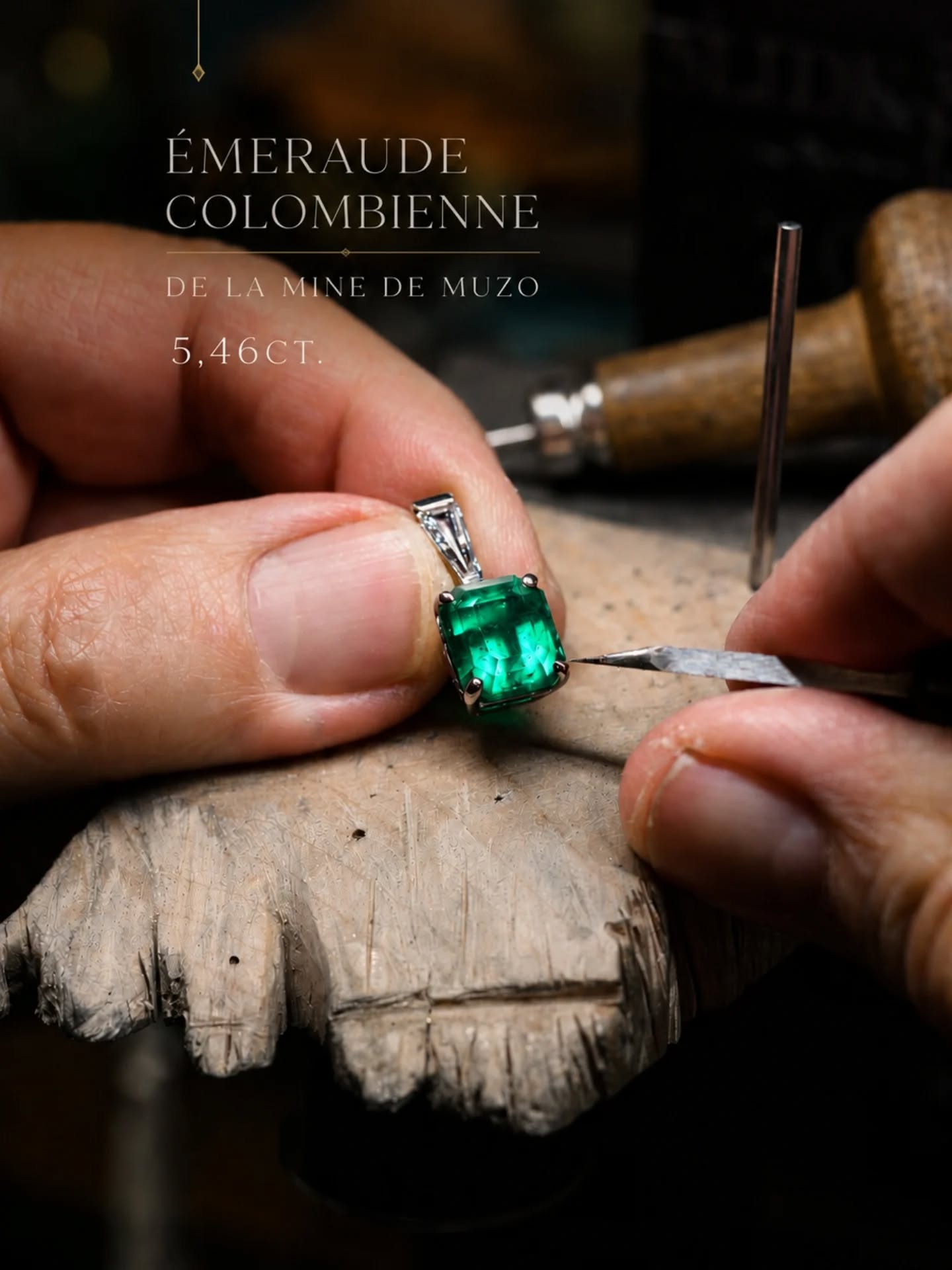 Les émeraudes de Mine de Muzo comptent parmi les plus rares au monde. Leur vert profond, né il y a des millions d’années au cœur des montagnes colombiennes, fascine par sa pureté et son éclat unique. Une pierre d’exception, façonnée par la nature et convoitée depuis des siècles. #emeraude #pendentifpersonnalisé #diamant
